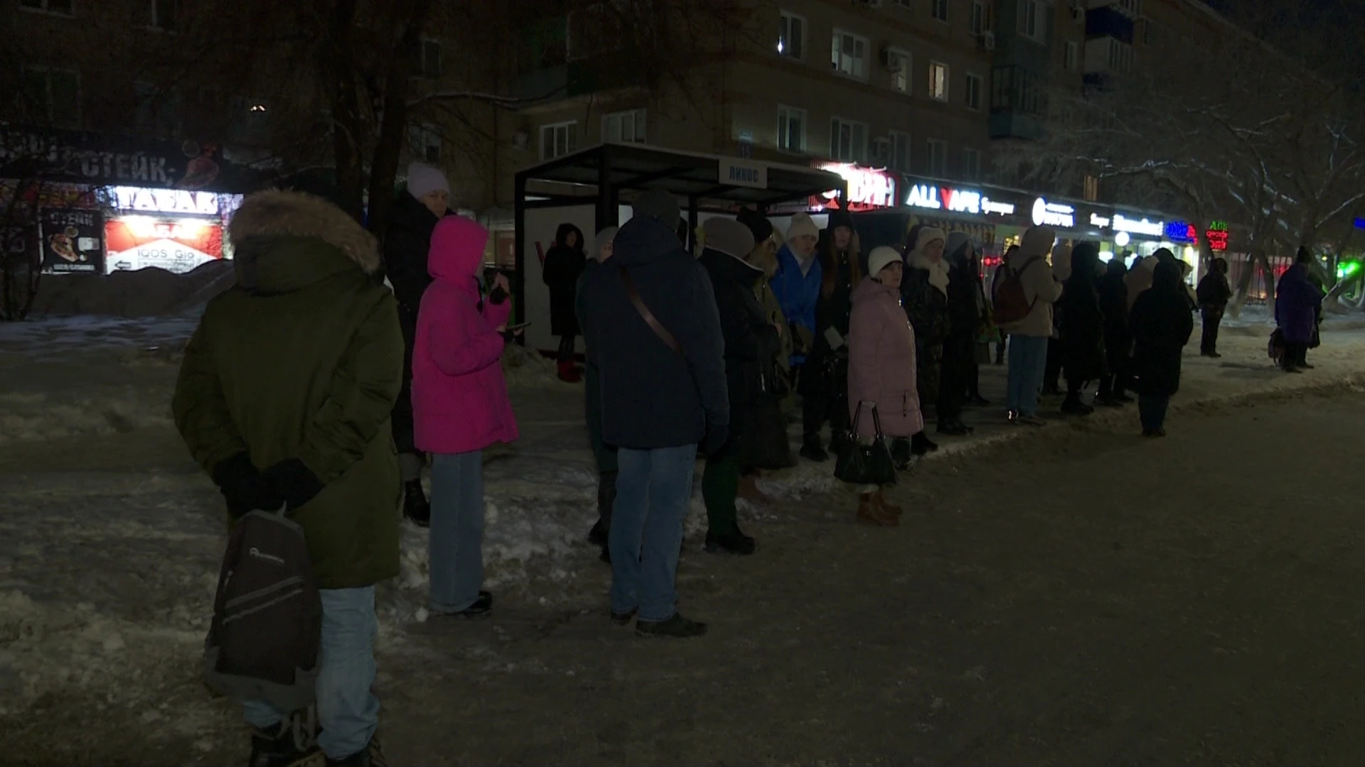 В часы пик оренбуржцы продолжают жаловаться на долгое ожидание муниципального транспорта