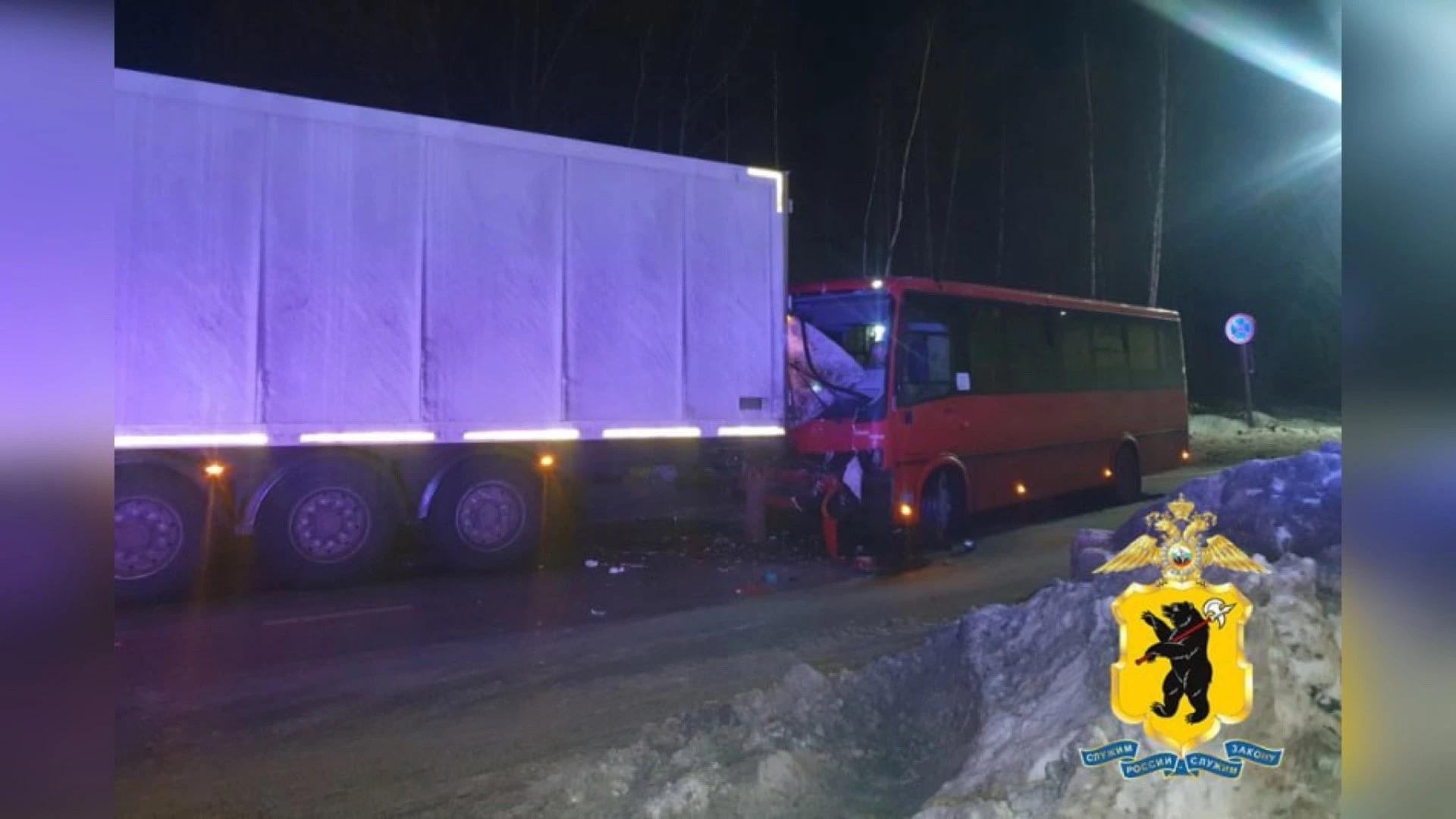 В Ярославле водитель автобуса врезался в стоящий грузовик и погиб