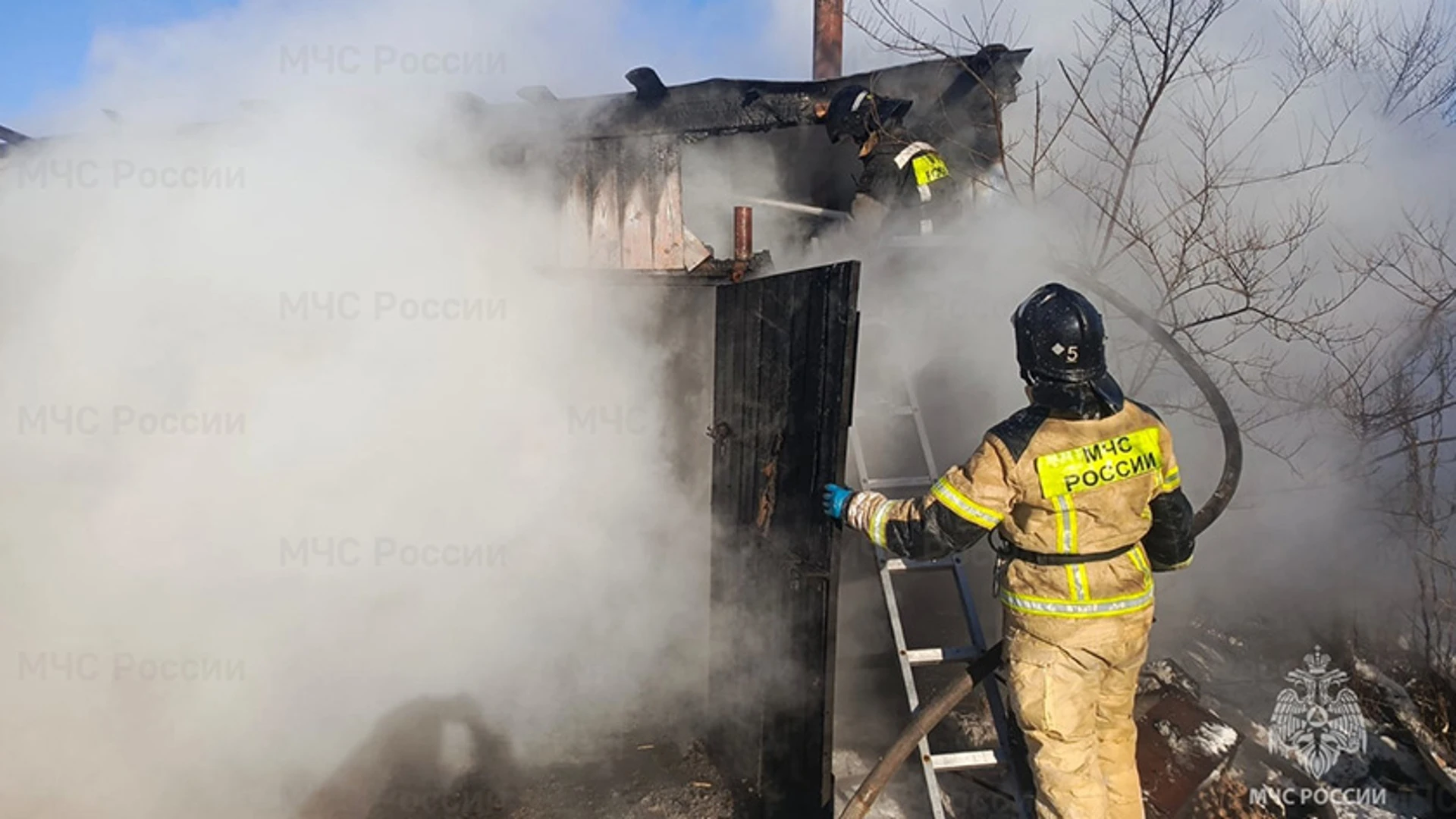 Пожарные Свободного спасли от огня жилой дом на частном подворье