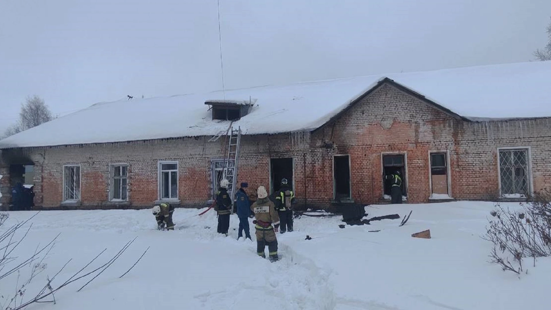 Из горящего барака в Ярославле спасли двух и женщин и двух детей