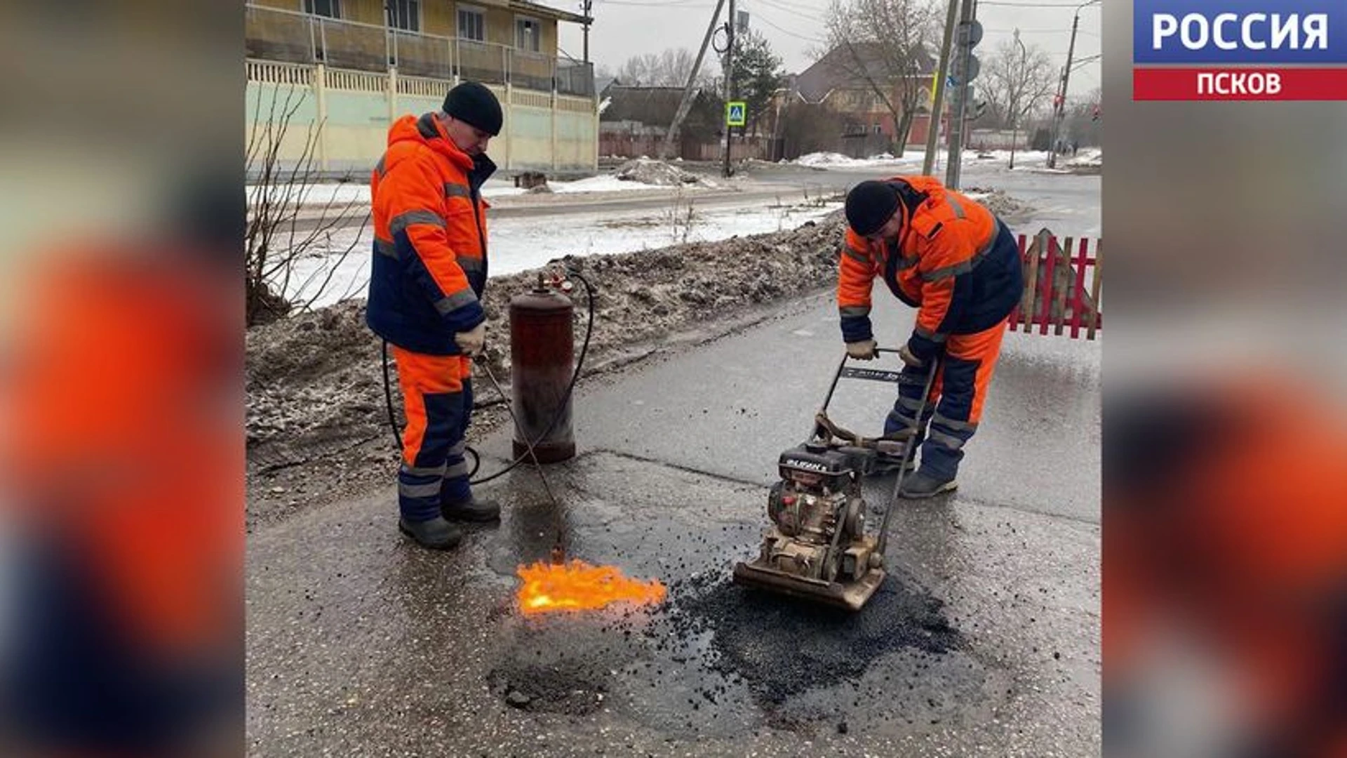 Дождь и мороз превратили улицы Пскова в настоящий каток