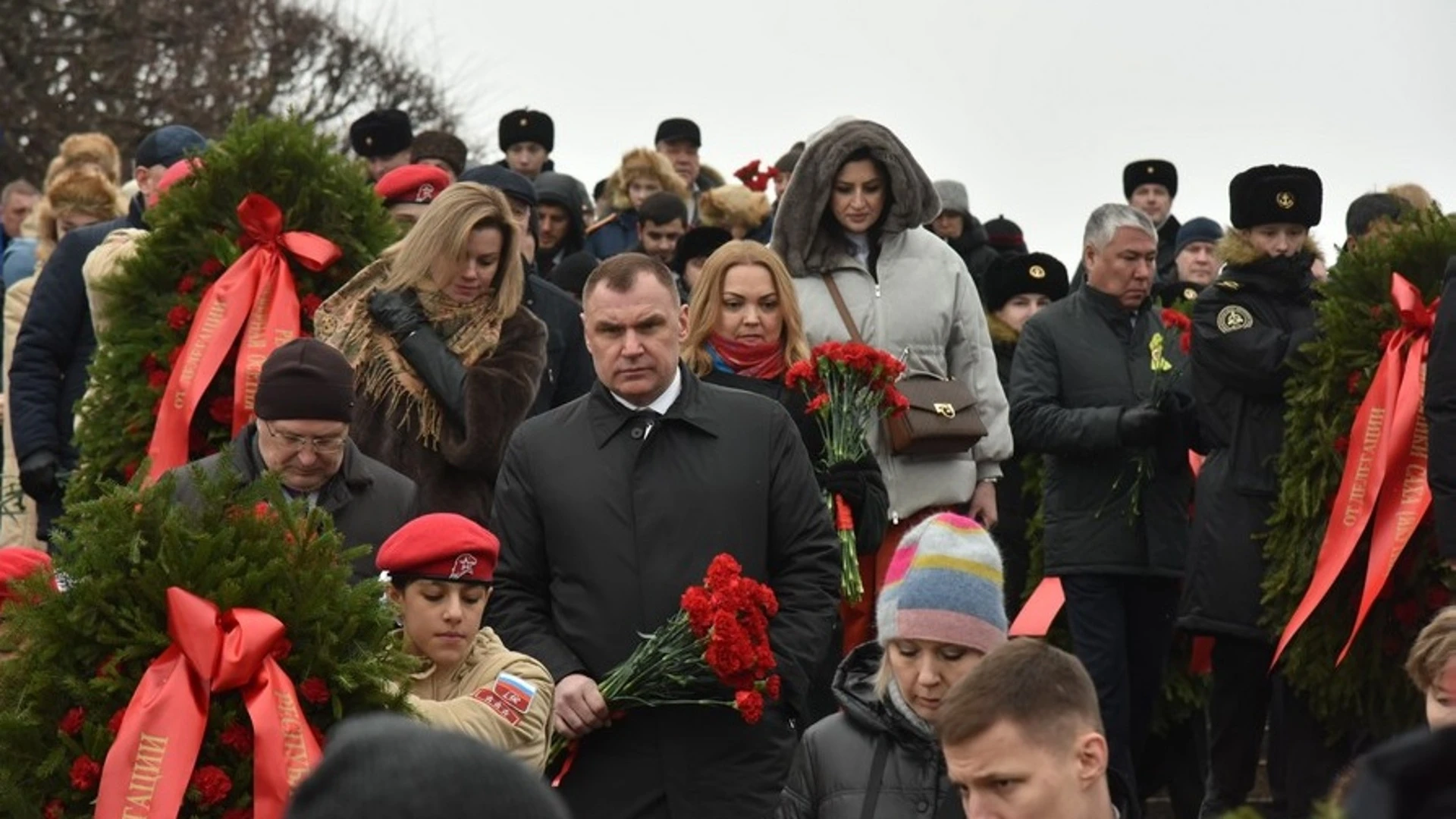 Глава Марий Эл возложил цветы в память жертв блокады Ленинграда на Пискаревском кладбище