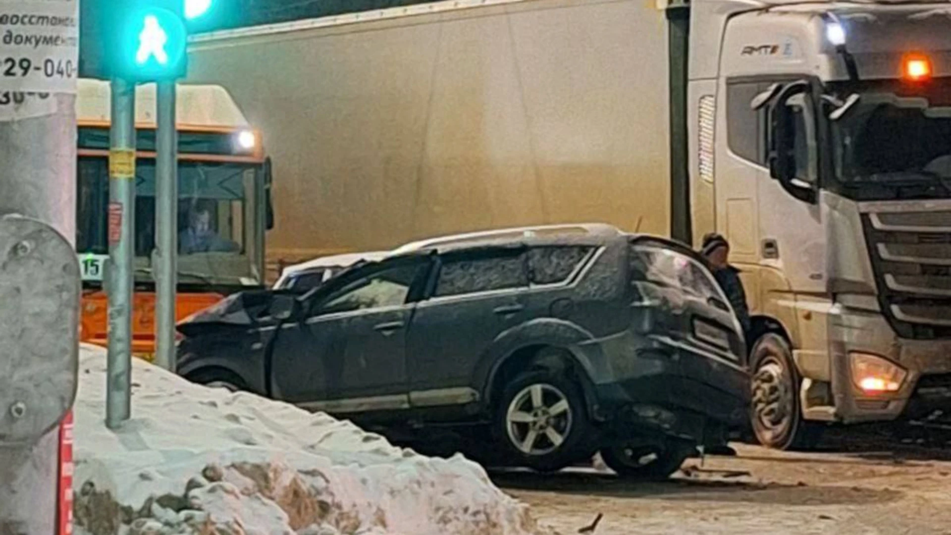 Внедорожник на большой скорости врезался в автобус в Нижнем Новгороде