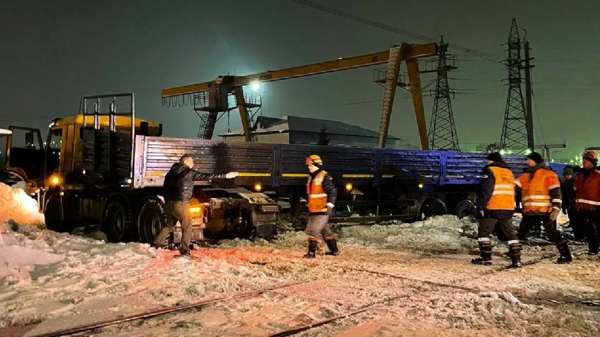 Поезд врезался в КамАЗ в Вологодской области