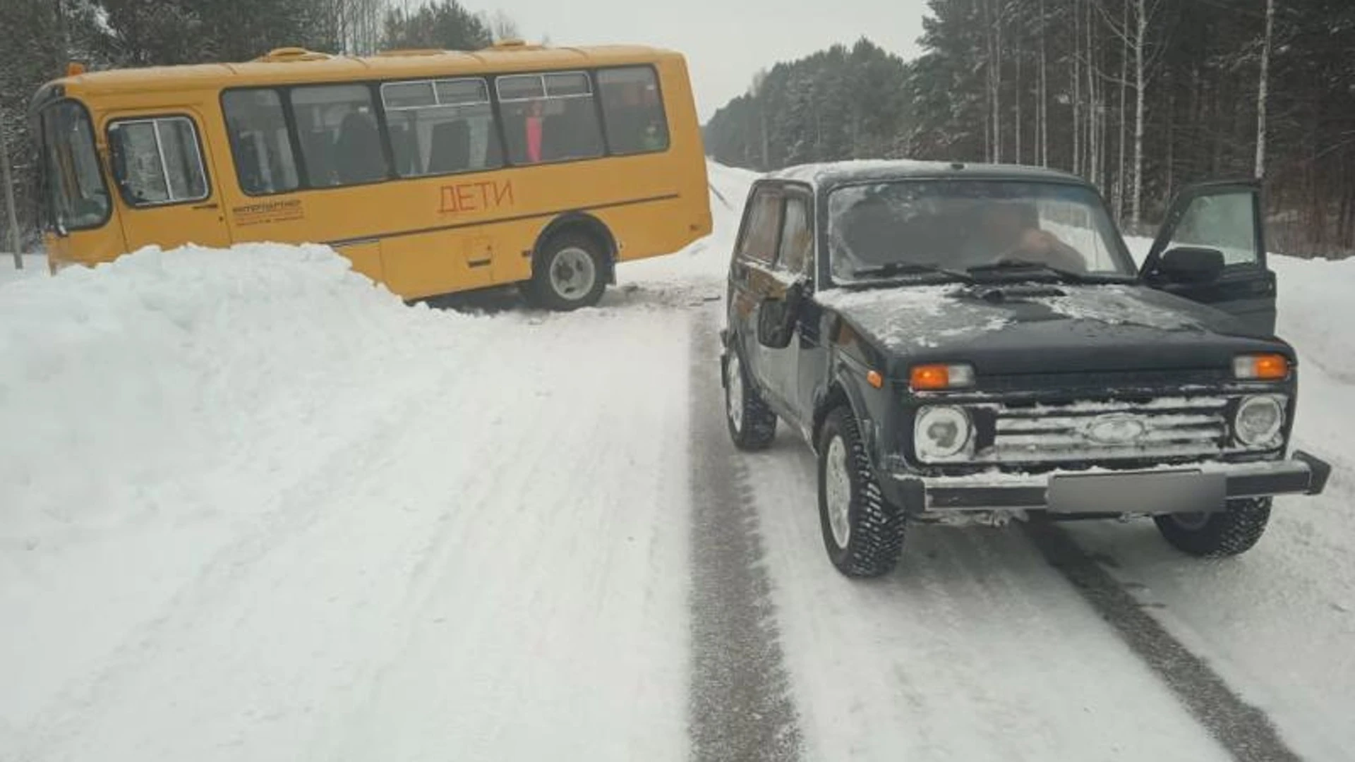 Водитель легковушки врезался в школьный автобус в Удмуртии