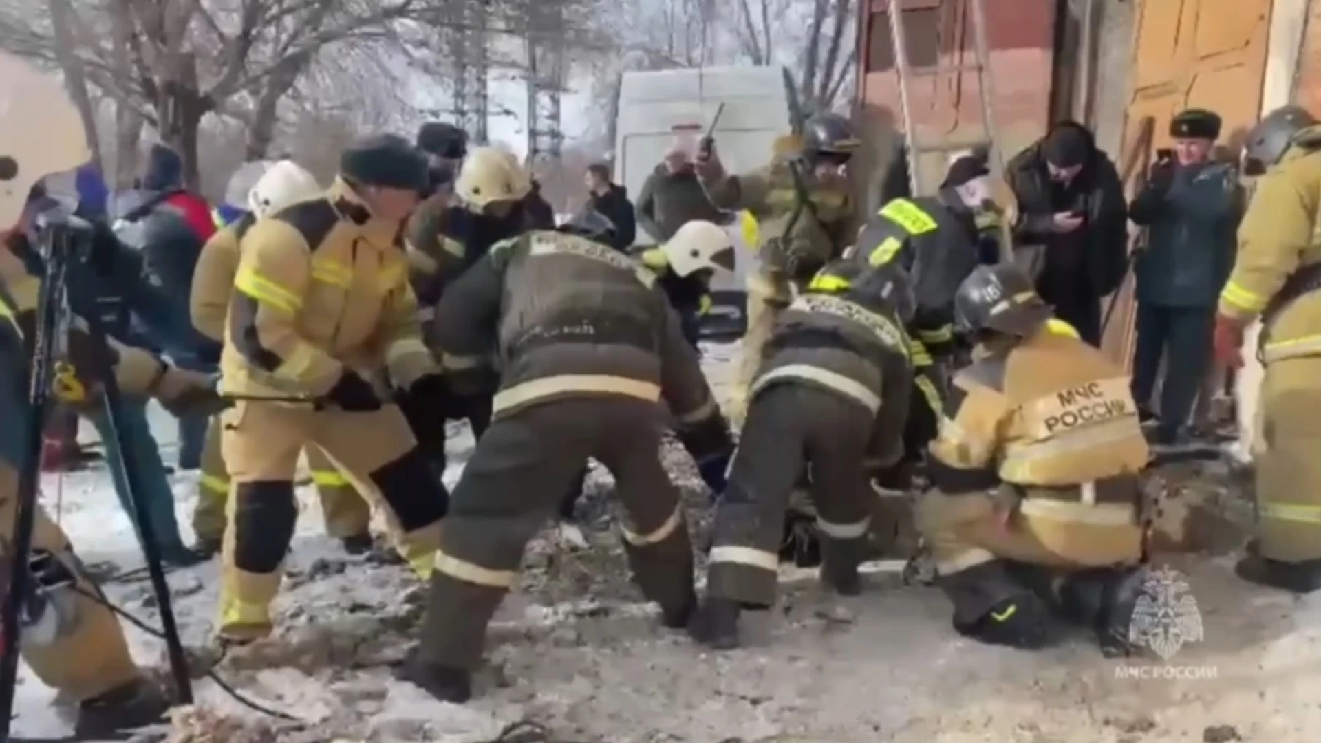 Появилось видео спасения людей из-под завалов в Новотроицке