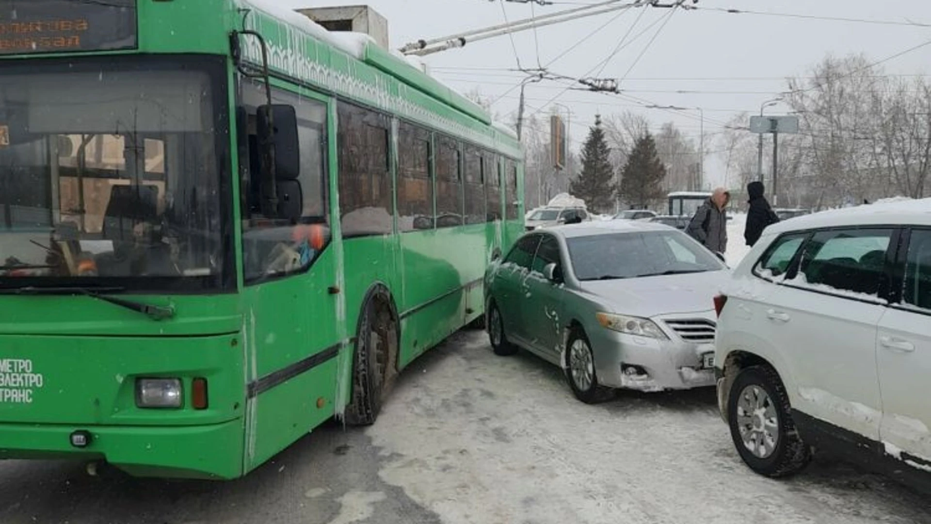 В Казани из-за брошенных на дорогах авто приостановили движение троллейбусов