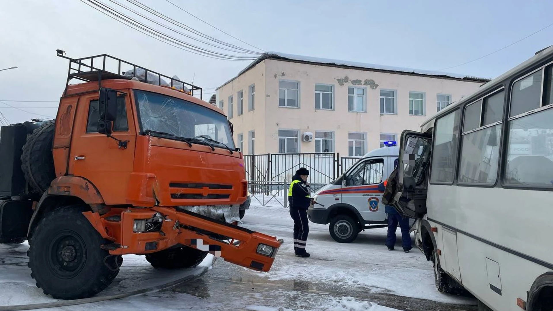 Em Yakutsk em um acidente com um ônibus e “Kamaz” feriu 11 pessoas