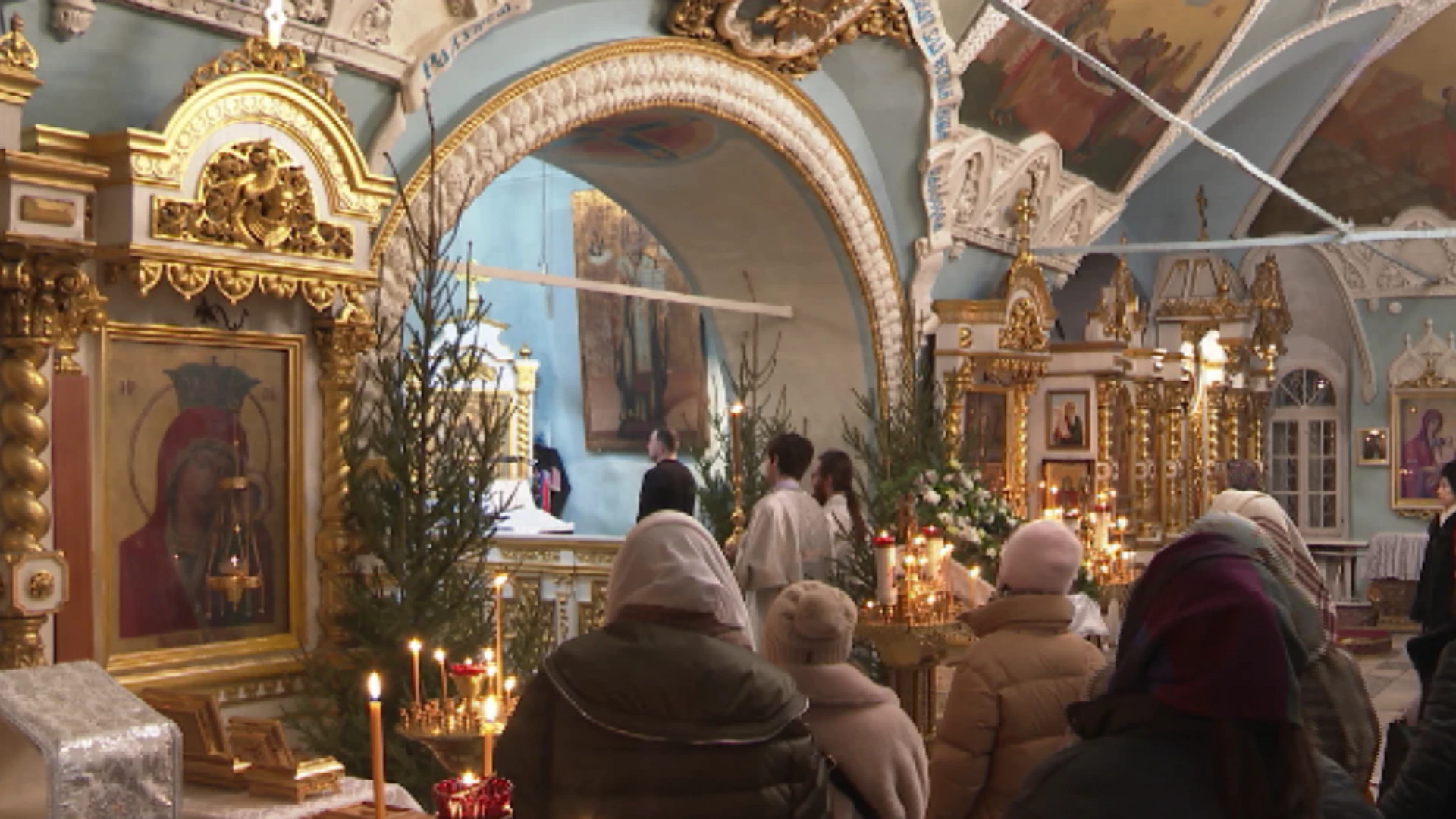 В крещенскую ночь, несмотря на мороз, сотни жителей края окунулись в купель