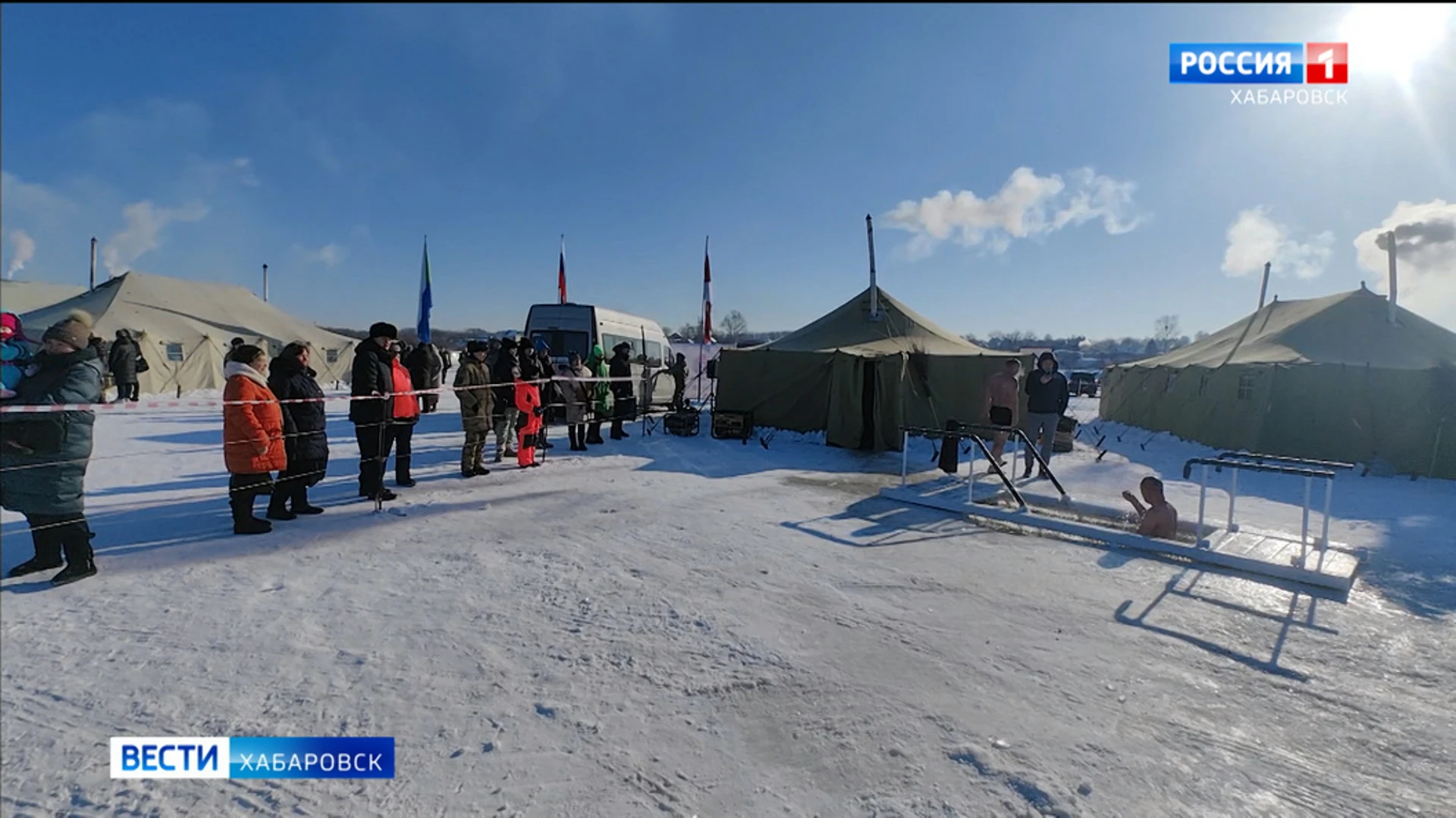 "Какая теплая водичка!": Праздник Крещения в крае тысячи верующих отметили купанием в проруби