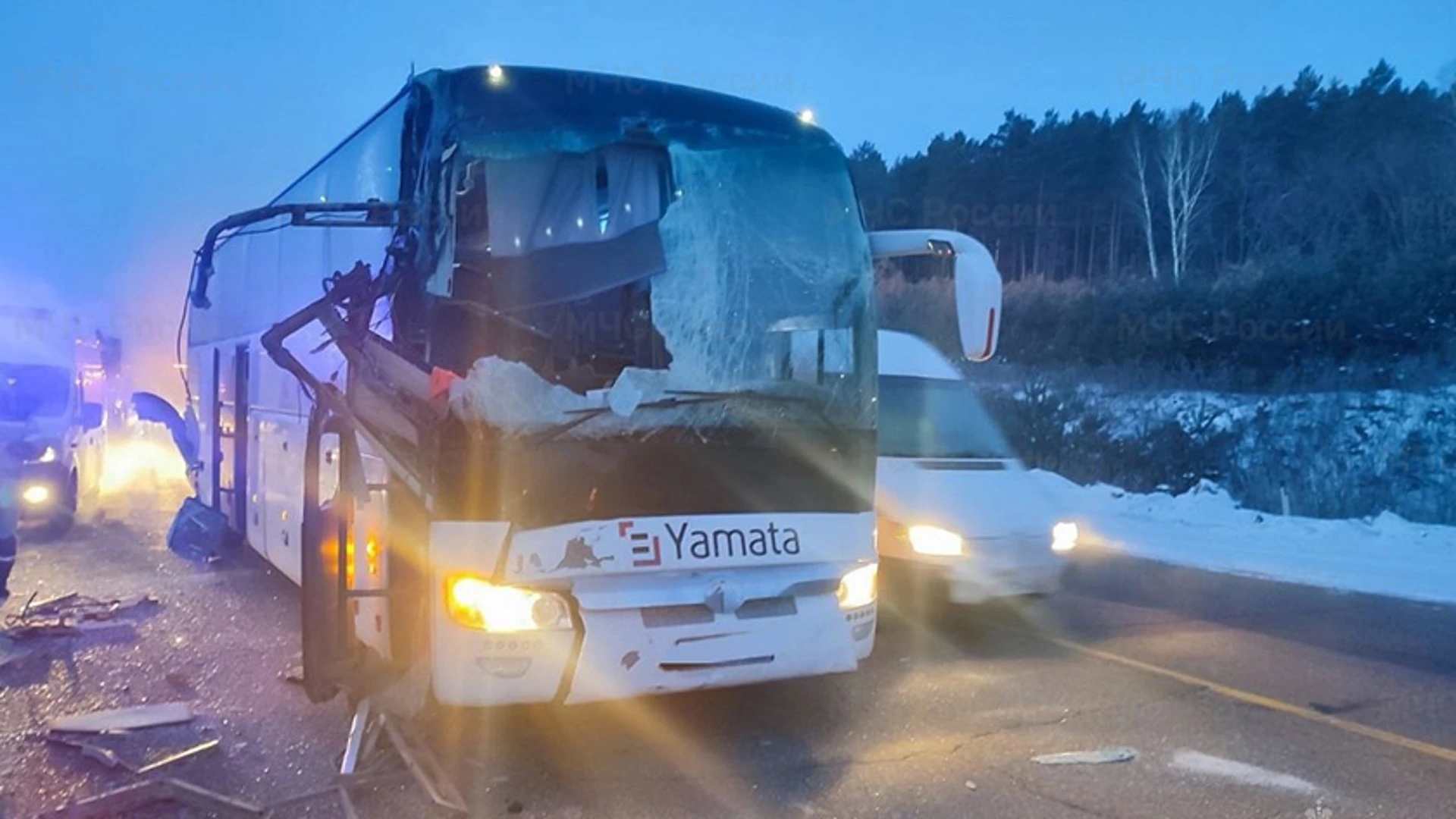 В Свободненском районе КамАз столкнулся с автобусом: есть пострадавшие