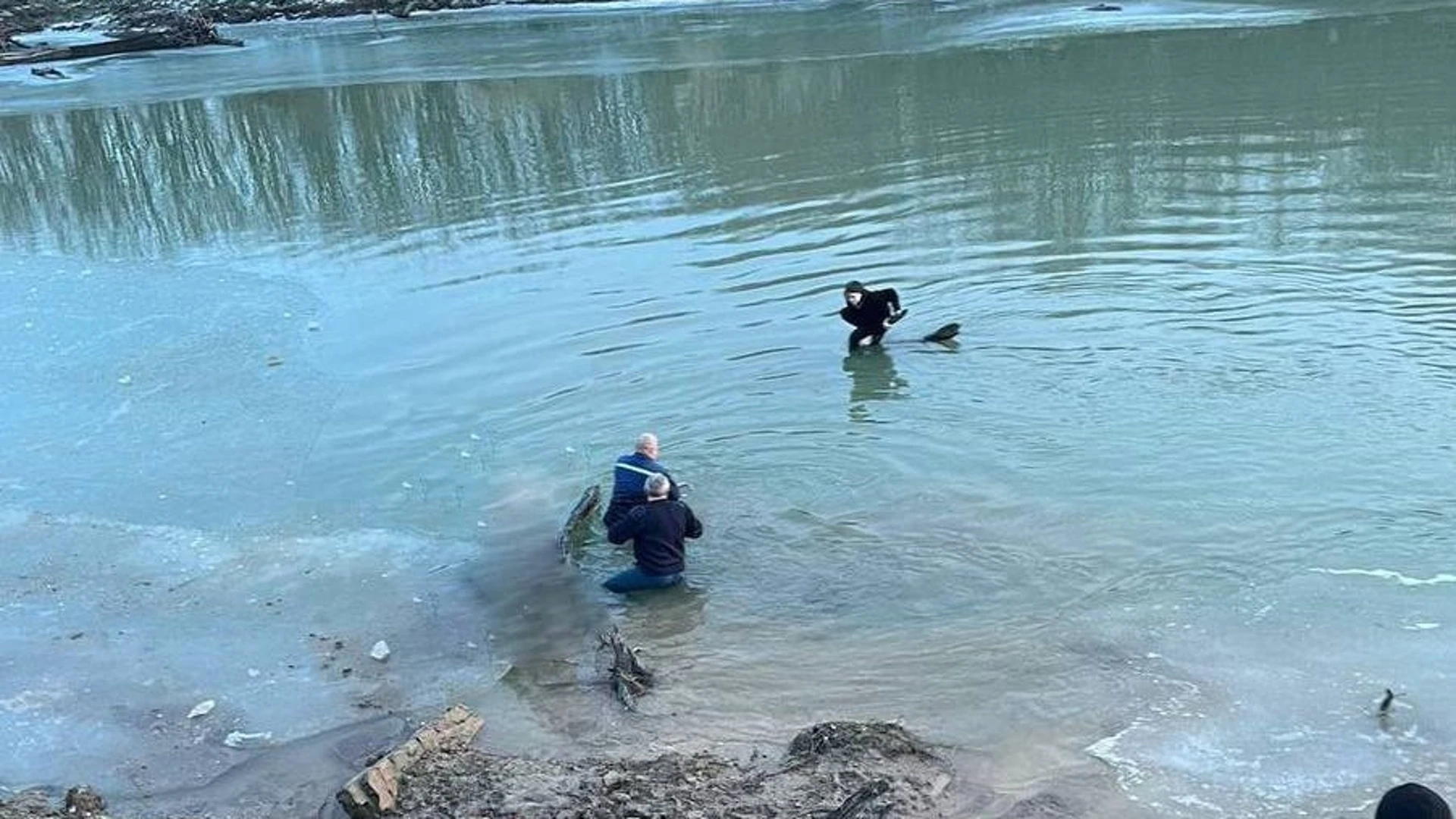 На Кубани ребенок едва не утонул в ледяной воде