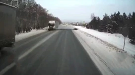 В Челябинской области водителю влетевшей под грузовик легковушки удалось выжить