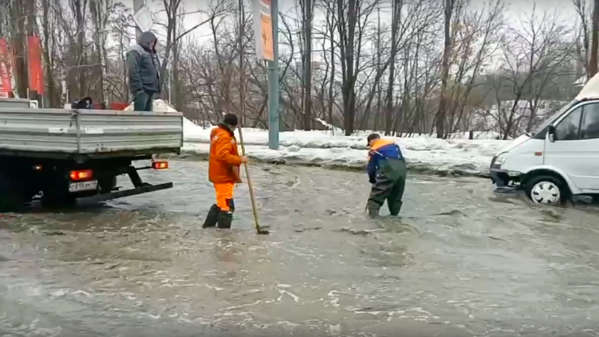 Коммунальщики чистят ливневку на съезде с моста через Каменный Лог в Липецке