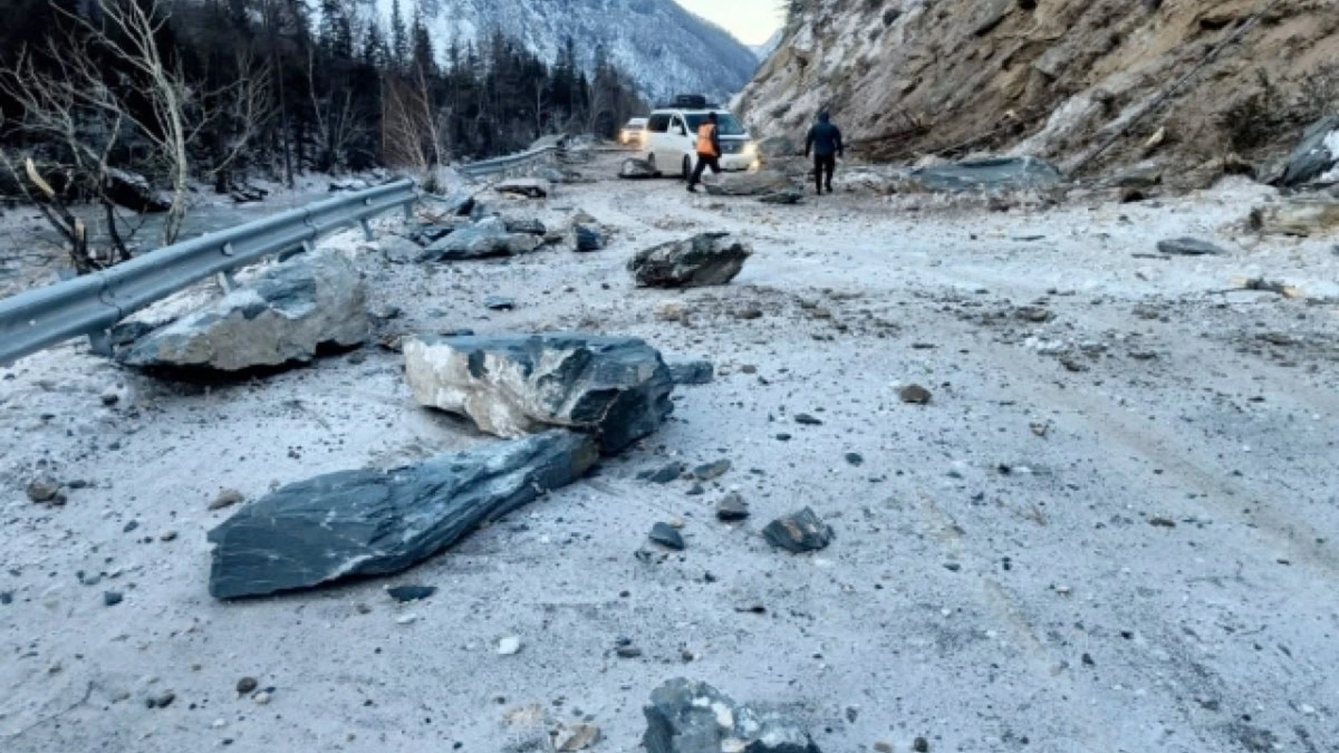 Федеральная трасса на Алтае перекрыта из-за камнепада