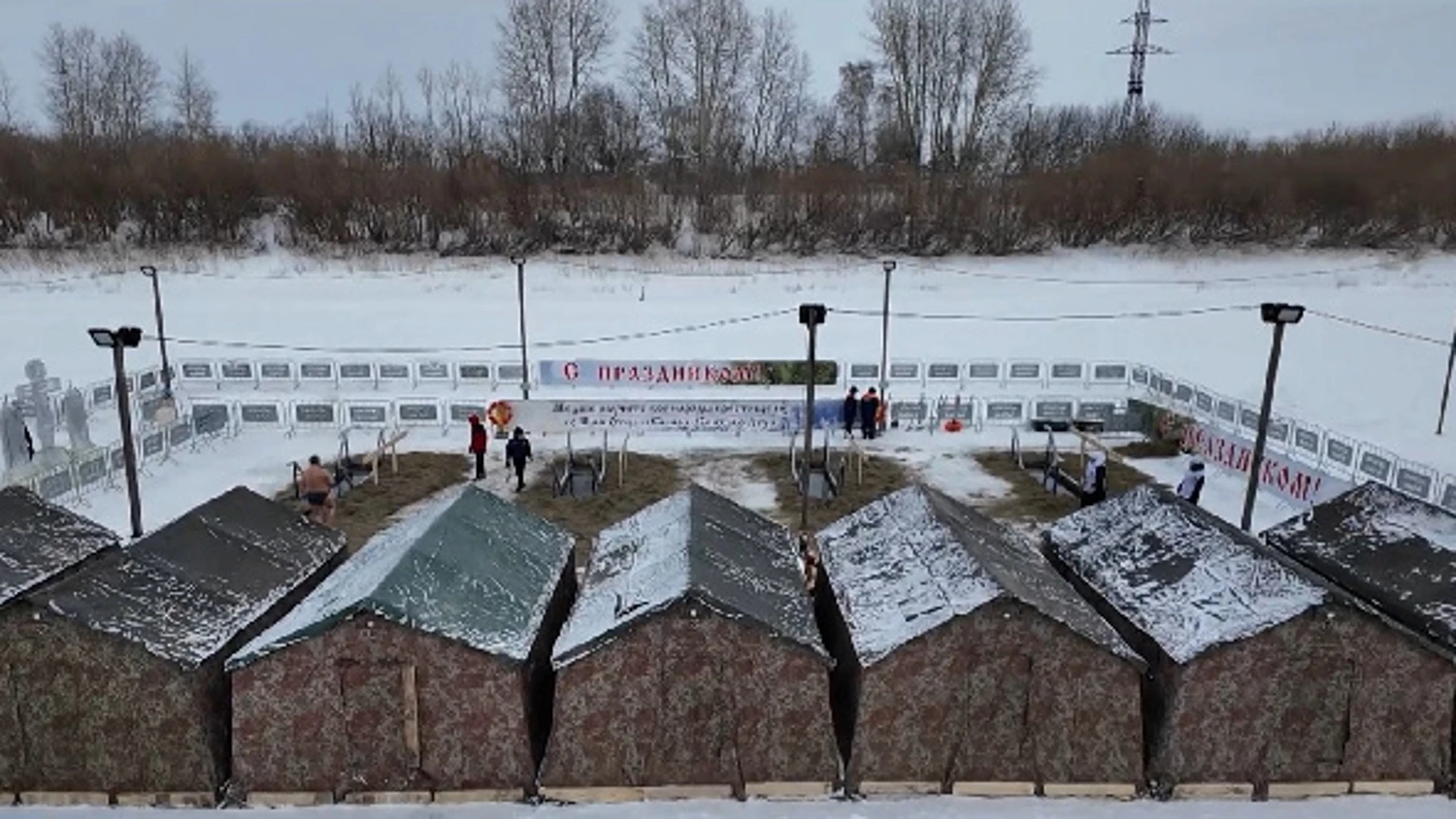 Порядка 700 тюменцев окунулись в прорубь 18 января