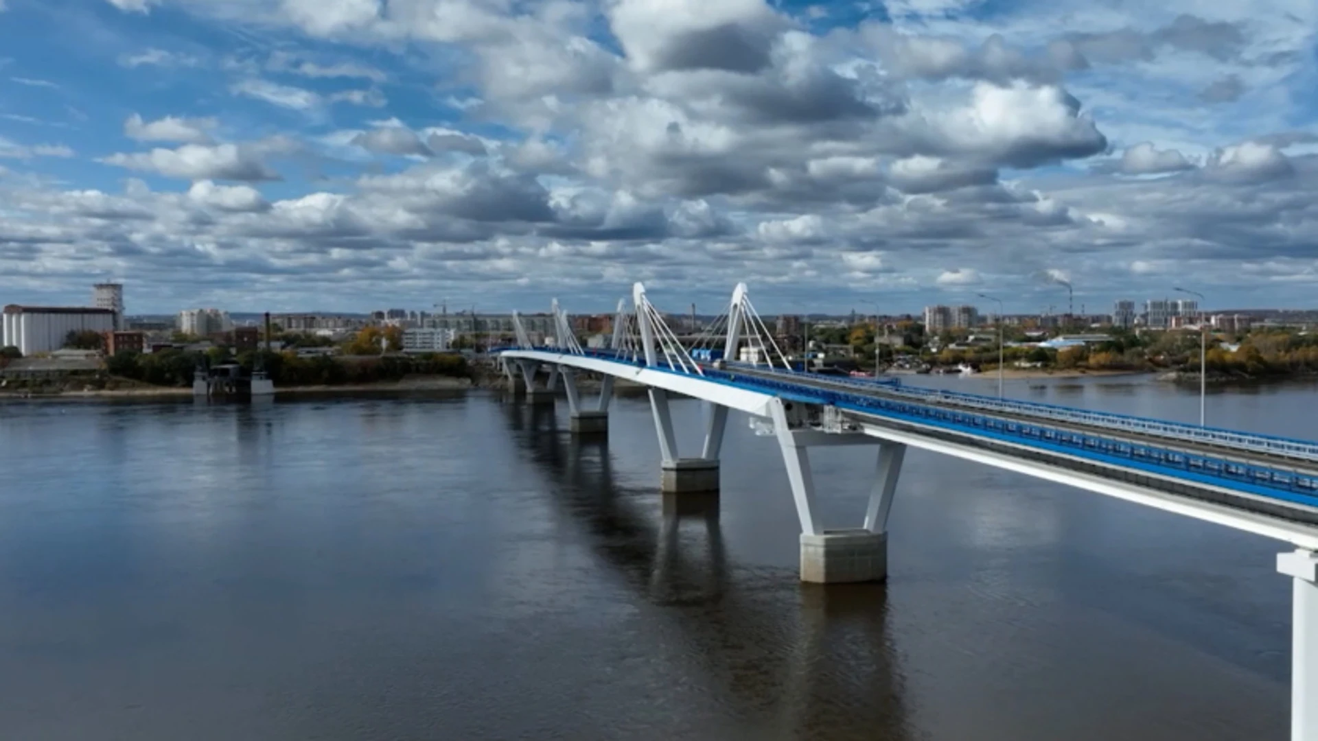 Новый мост через Зею в Благовещенске вдвое разгрузил старую переправу