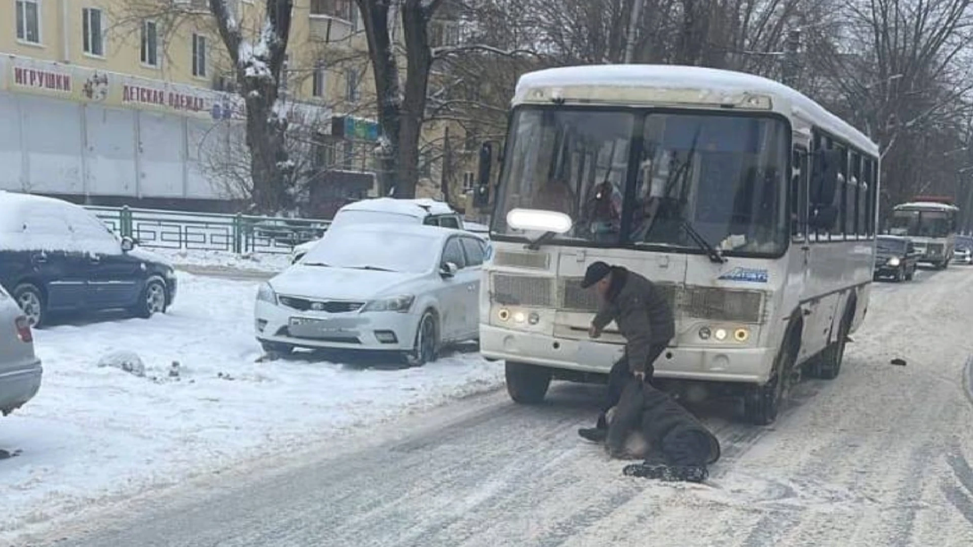 Водитель автобуса убрал с дороги сбитого пешехода, чтобы покинуть место ДТП