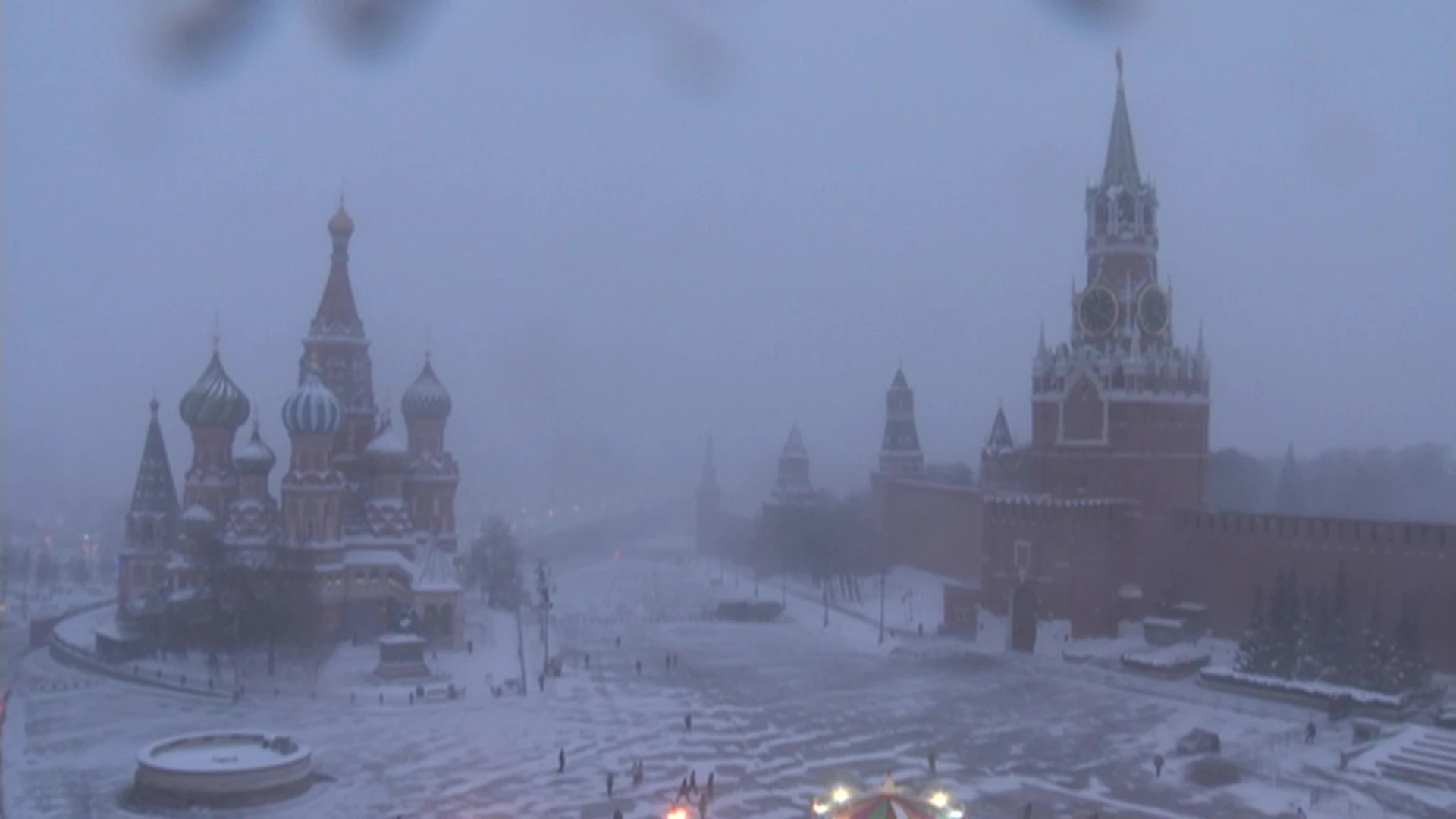 Москву накрыл ливневый снег, грядет шторм