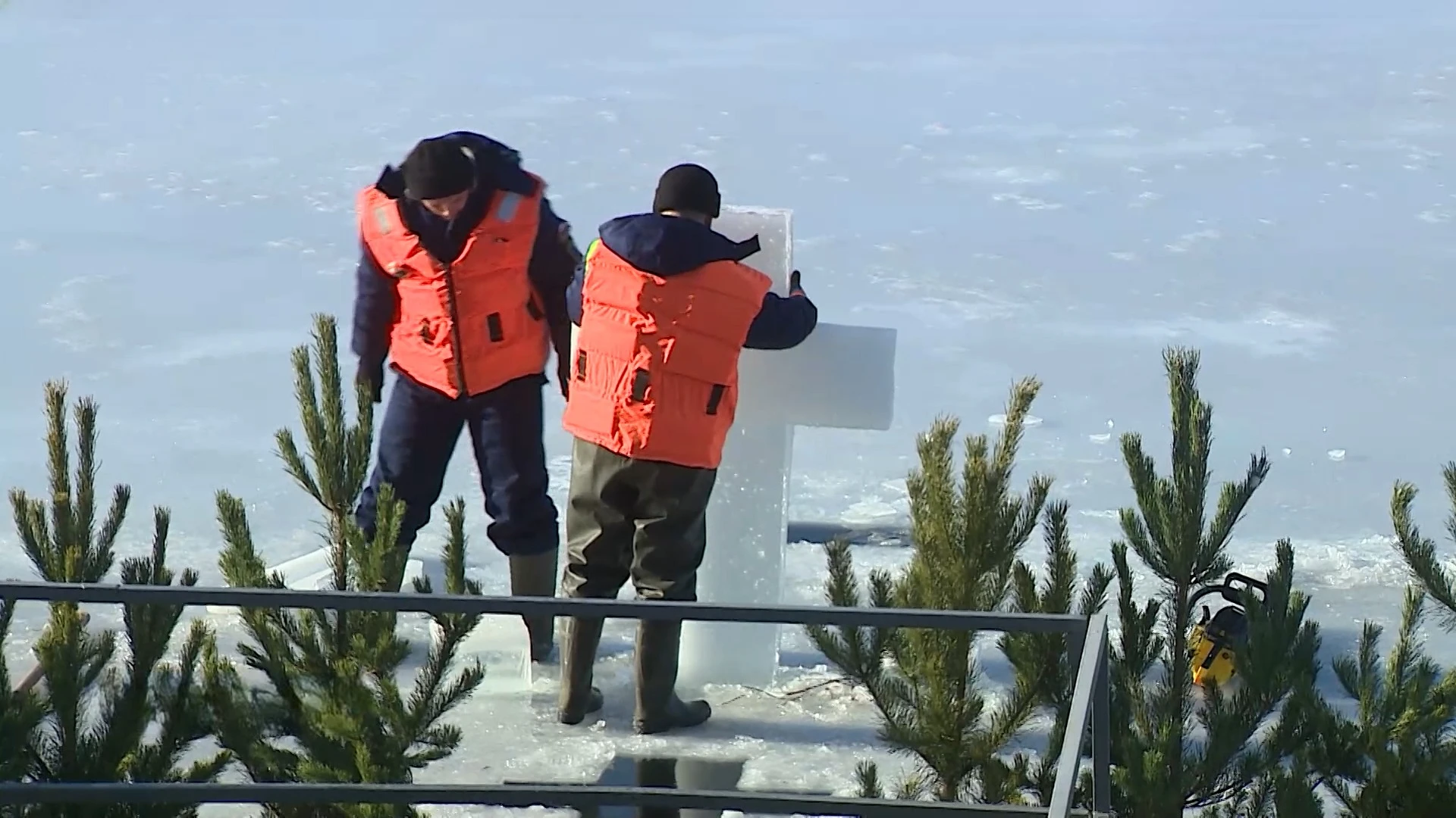 Волгоградские спасатели показали, как укрепляют и украшают крещенские купели