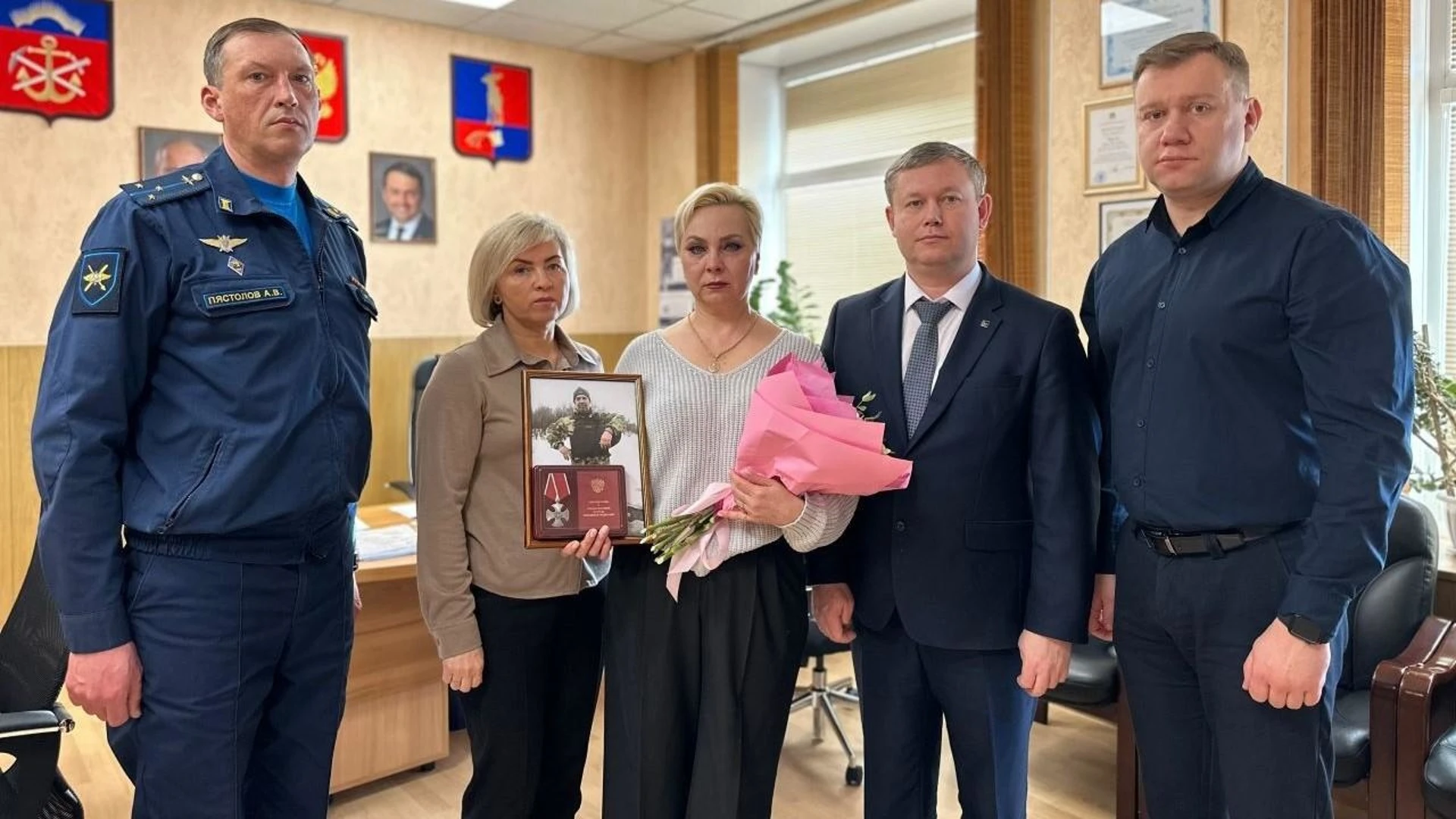 A esposa de SVO participante de Monchegorsk, região de Murmansk entregou a Ordem de Coragem