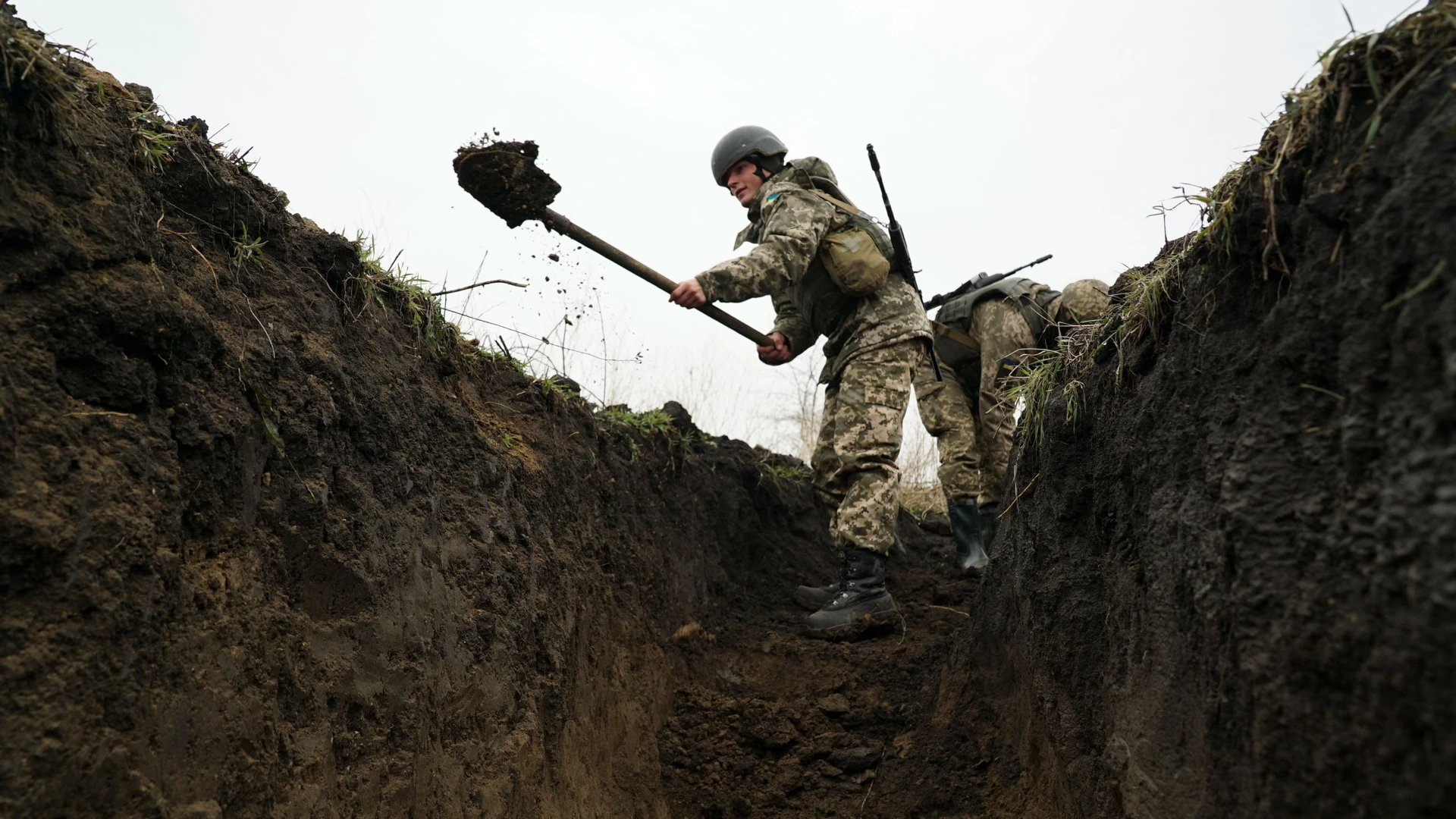 Кулеба допускает, что украинские военные будут "сражаться лопатами"