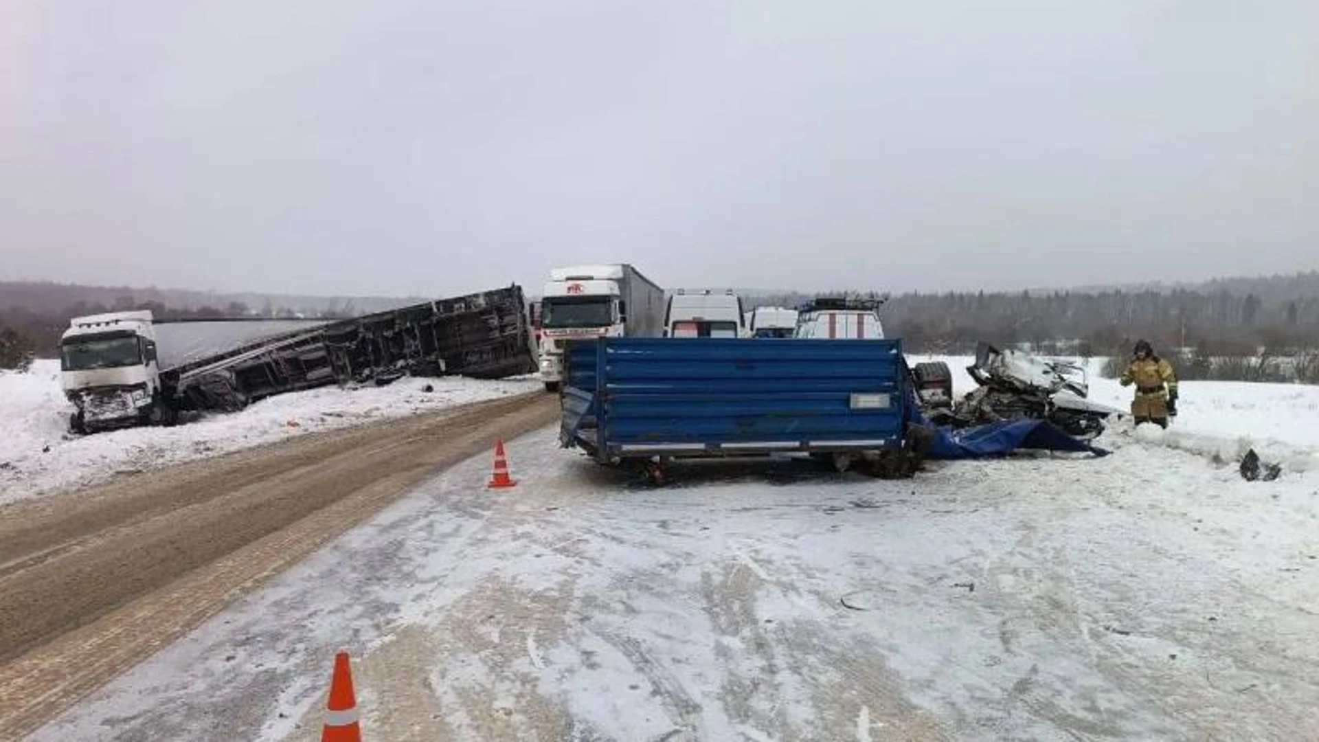 В Удмуртии водителя зажало в кабине грузовика после ДТП