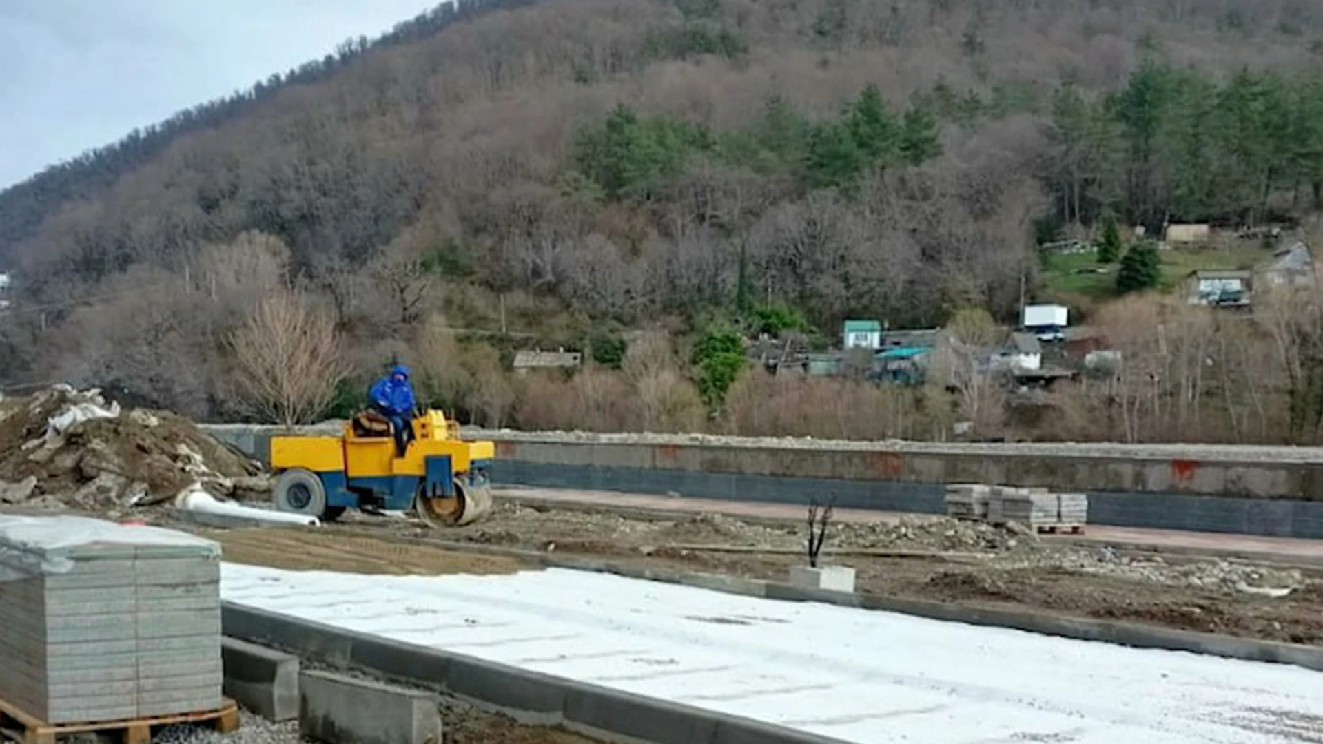 В Лазаревском районе Сочи возобновили благоустройство набережной реки Псезуапсе