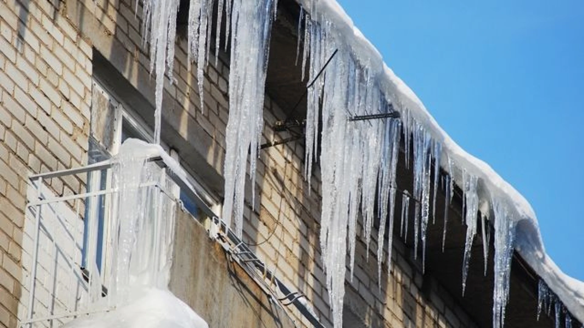 Тюменцы могут пожаловаться на сугробы и сосульки