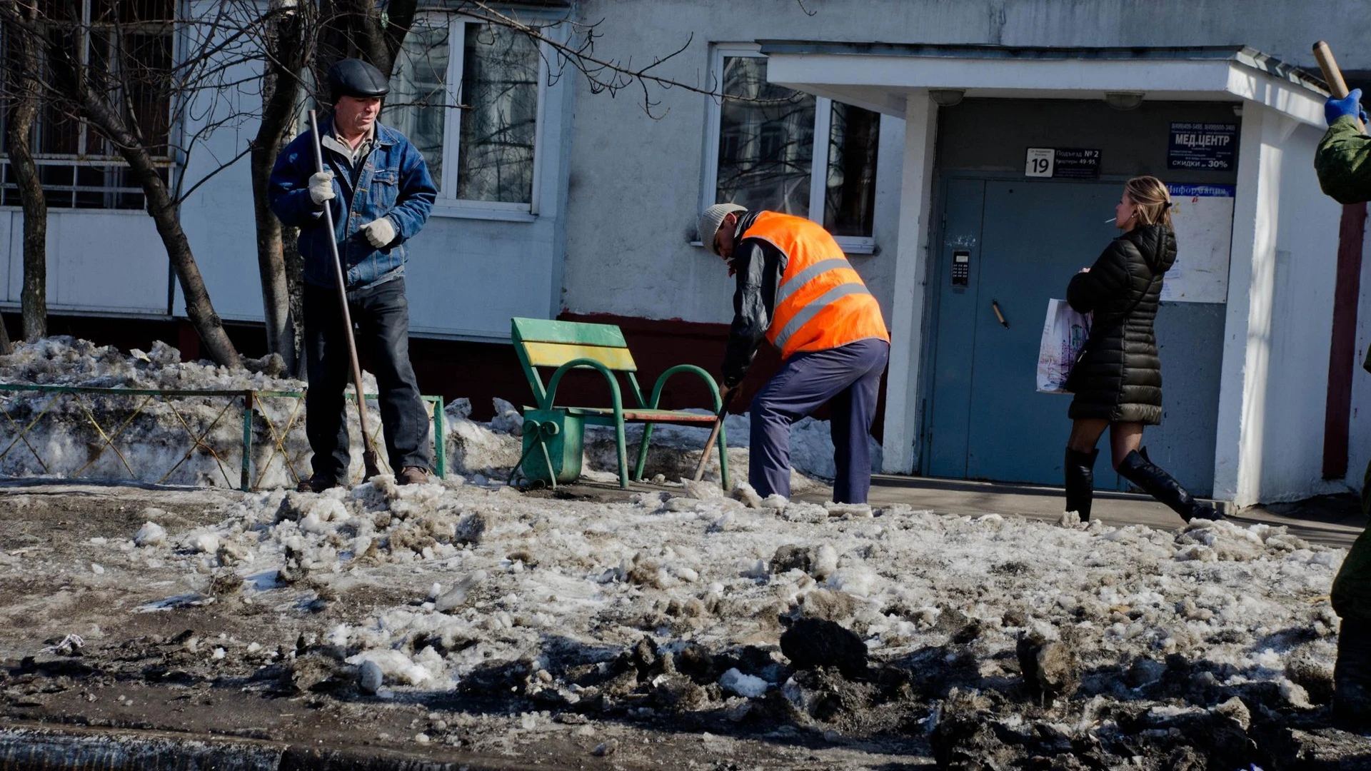 Жителям Кубани напомнили о безопасности на скользких улицах