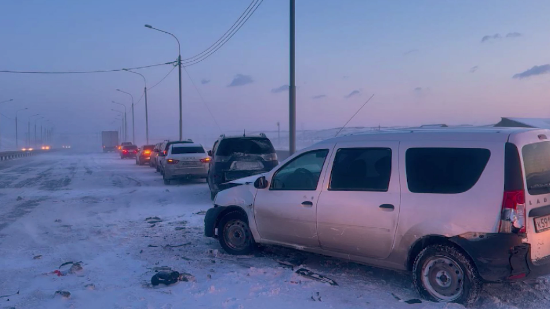 На федеральной трассе под Красноярском в нескольких авариях столкнулись 12 автомобилей