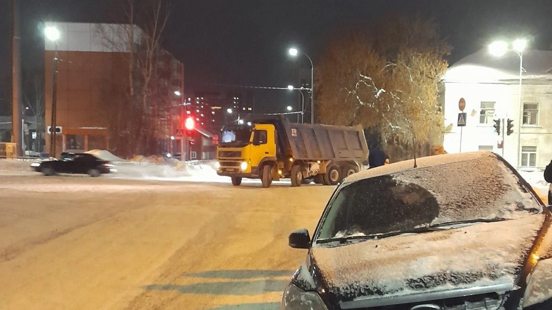 Два автомобиля столкнулись на Октябрьском проспекте в Петрозаводске