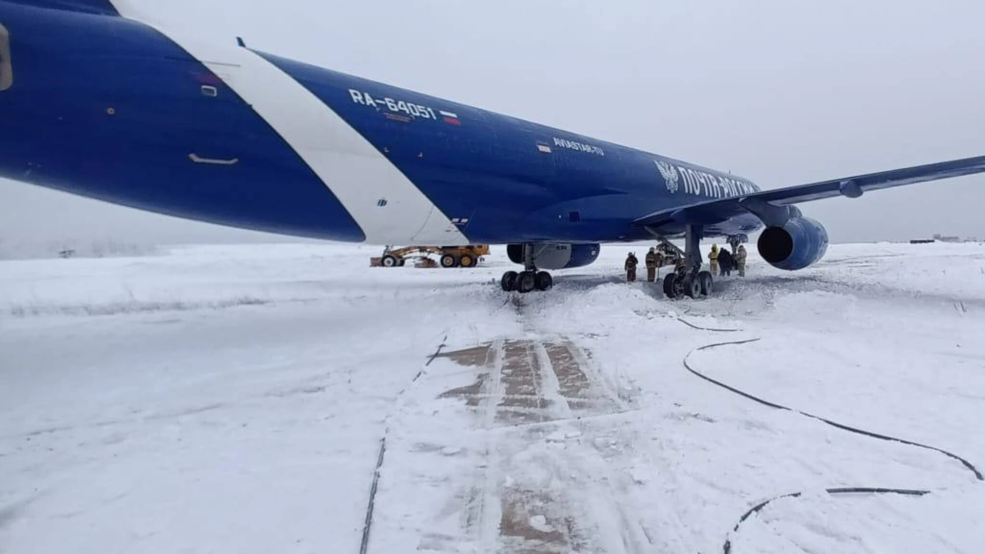 Ту-204 выкатился за пределы полосы при посадке в Якутии