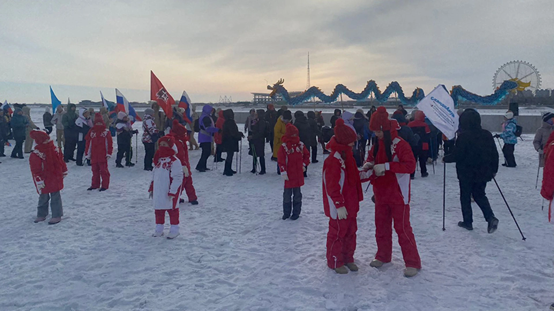 Две сотни человек приняли участие в пешей прогулке по набережной Амура