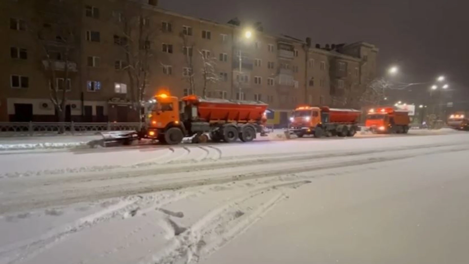 Дороги и тротуары Владикавказа расчищают после ночного снегопада