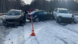 Три автомобиля столкнулись на тюменской трассе