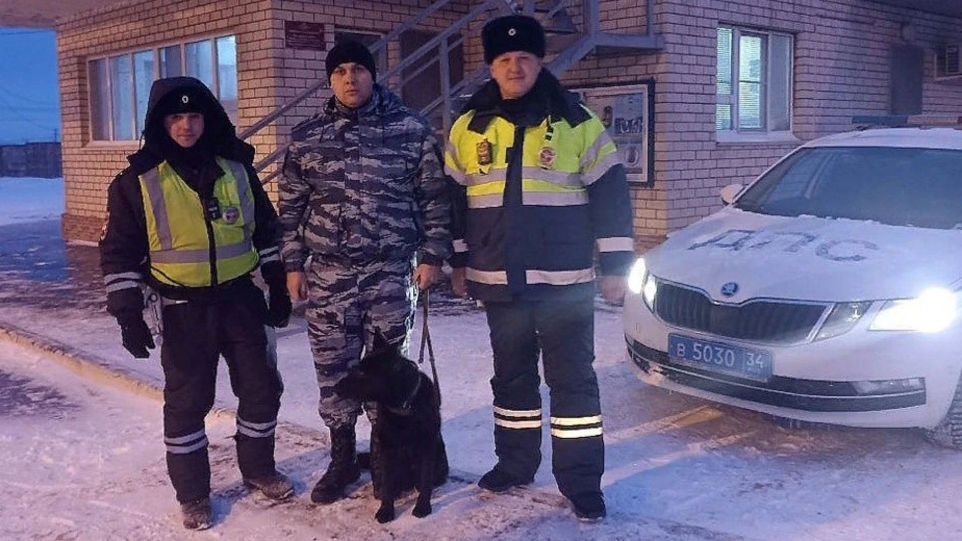 Сотрудники ДПС помогли жительнице Волгоградской области доставить заболевшего ребенка в больницу