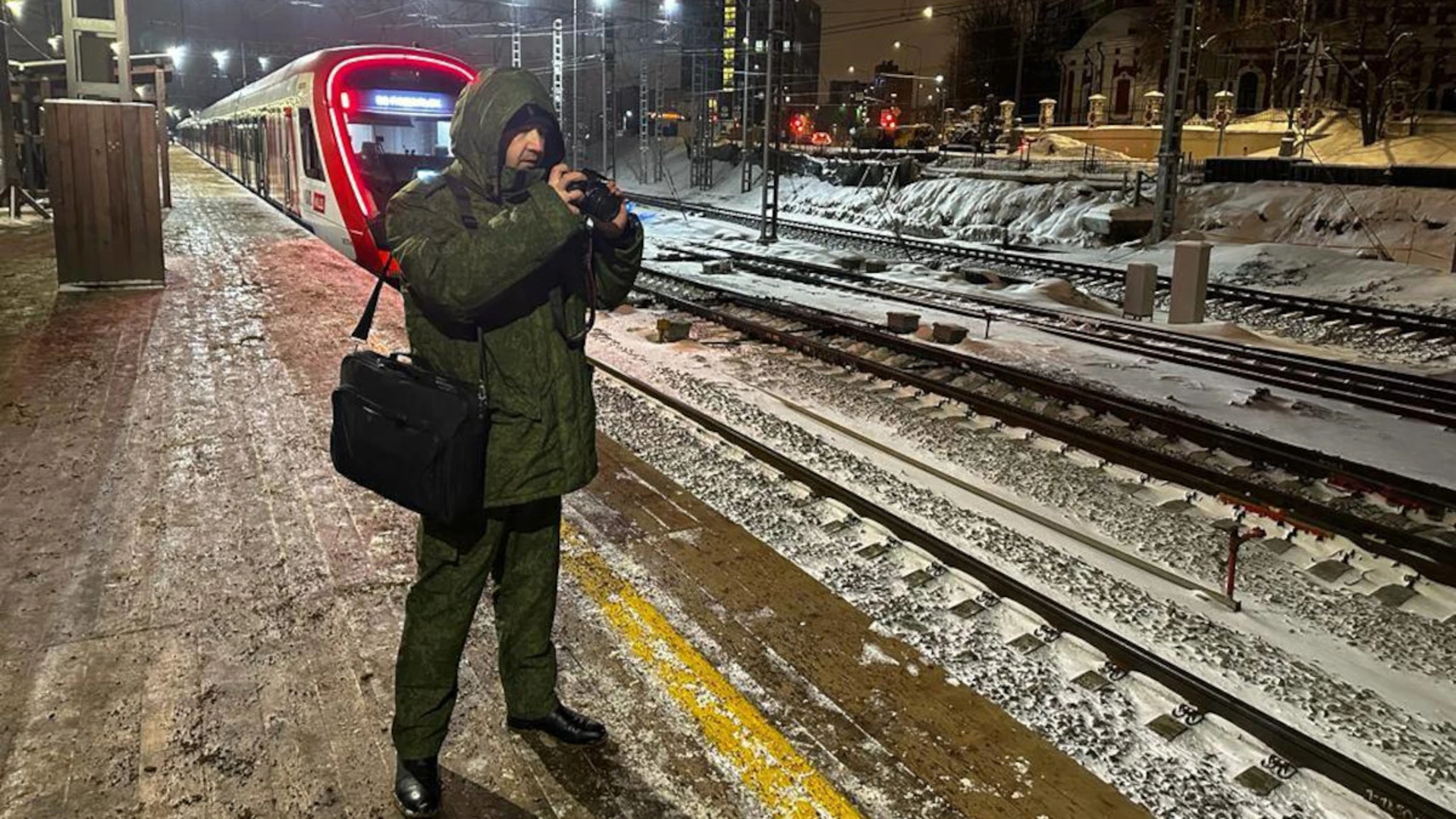 Гибель трех человек под электричкой в центре Москвы попала на видео