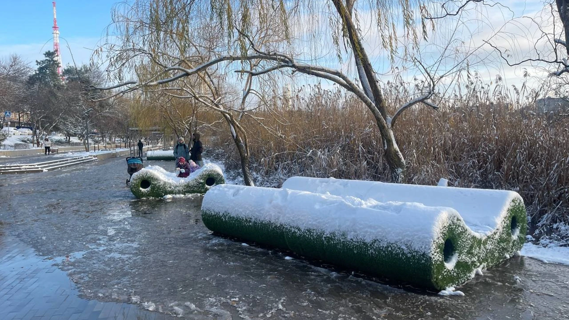 В Краснодарском крае продолжает действовать штормовое предупреждение