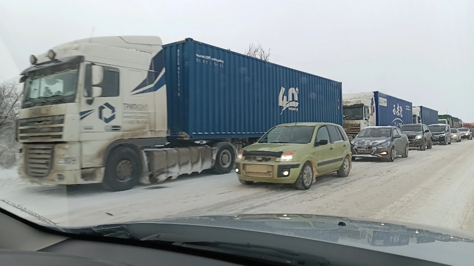 Дорожники продолжают бороться со снежной стихией на магистралях Волгоградской области