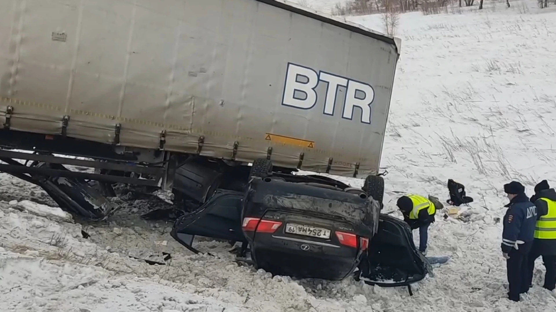 Фура снесла встречную легковушку на федеральной трассе в Красноярском крае