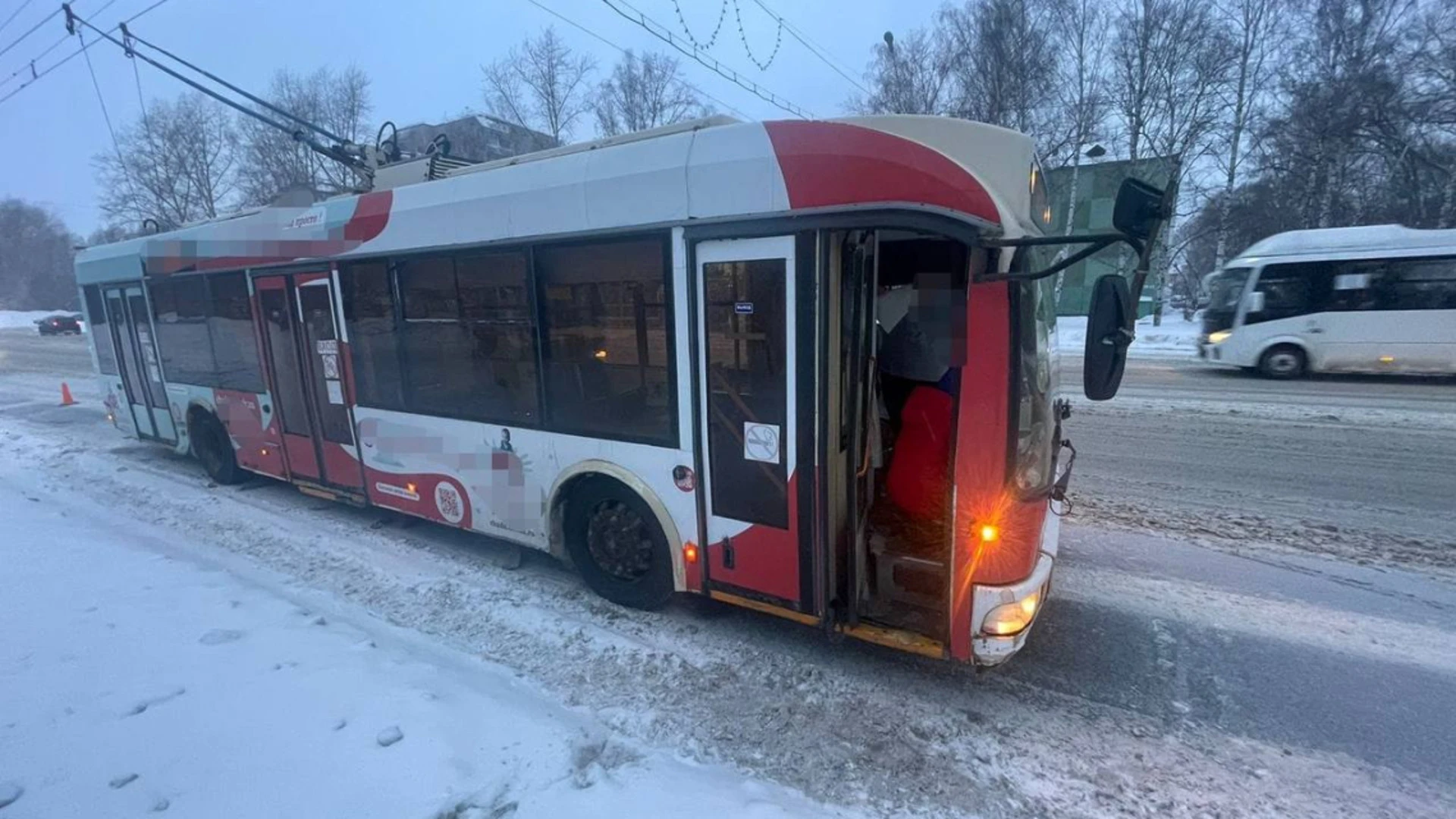 Томичку увезли в больницу после падения в троллейбусе