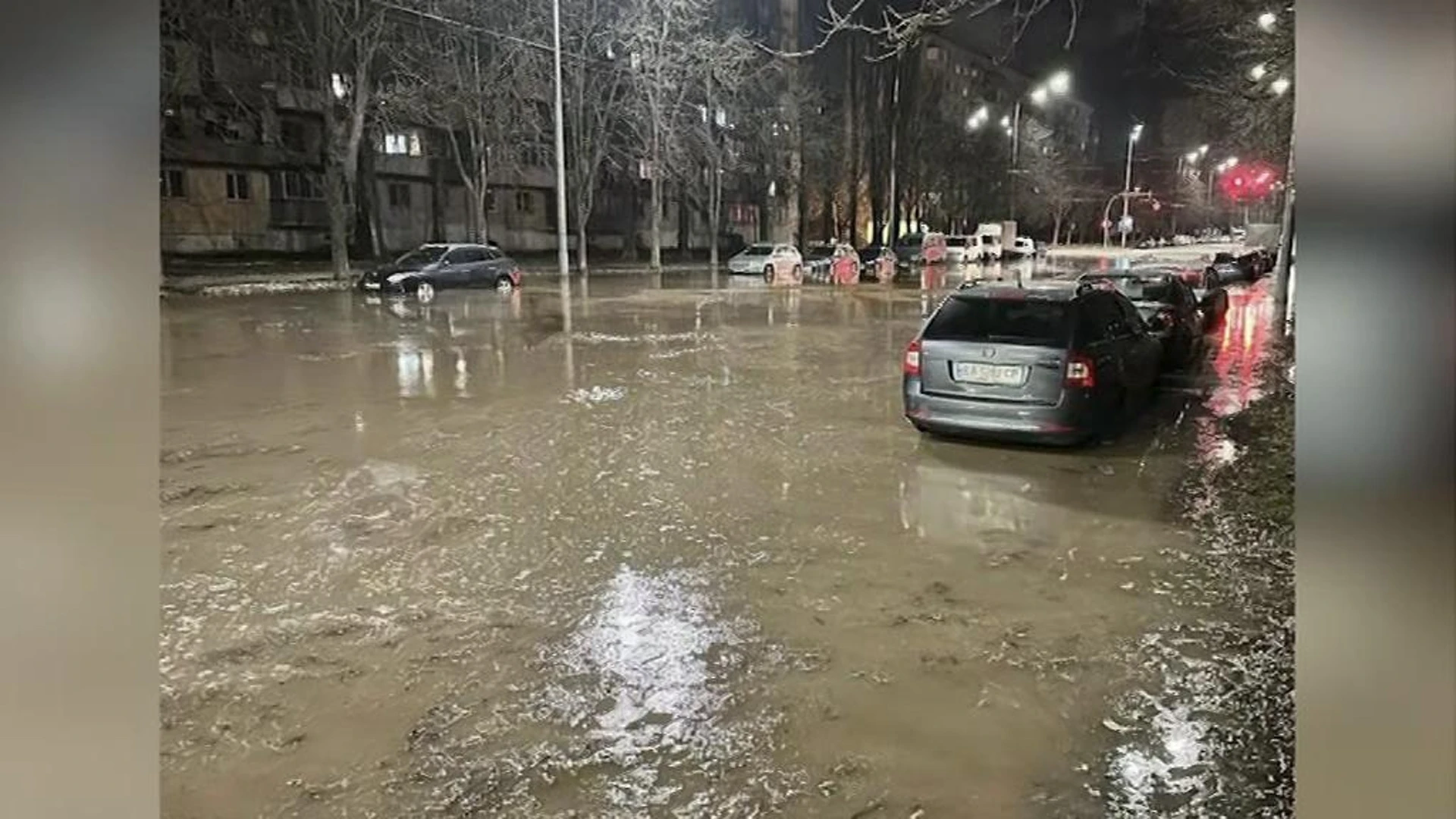 Администрация Киева: в городе прорвало не канализацию, а водопровод