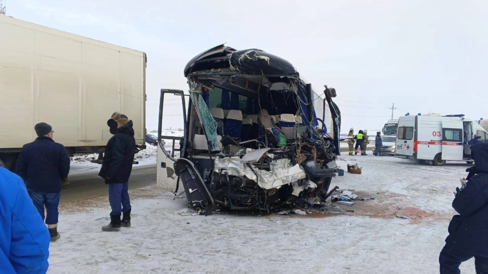 Автобус с пассажирами врезался в фуру в Самарской области