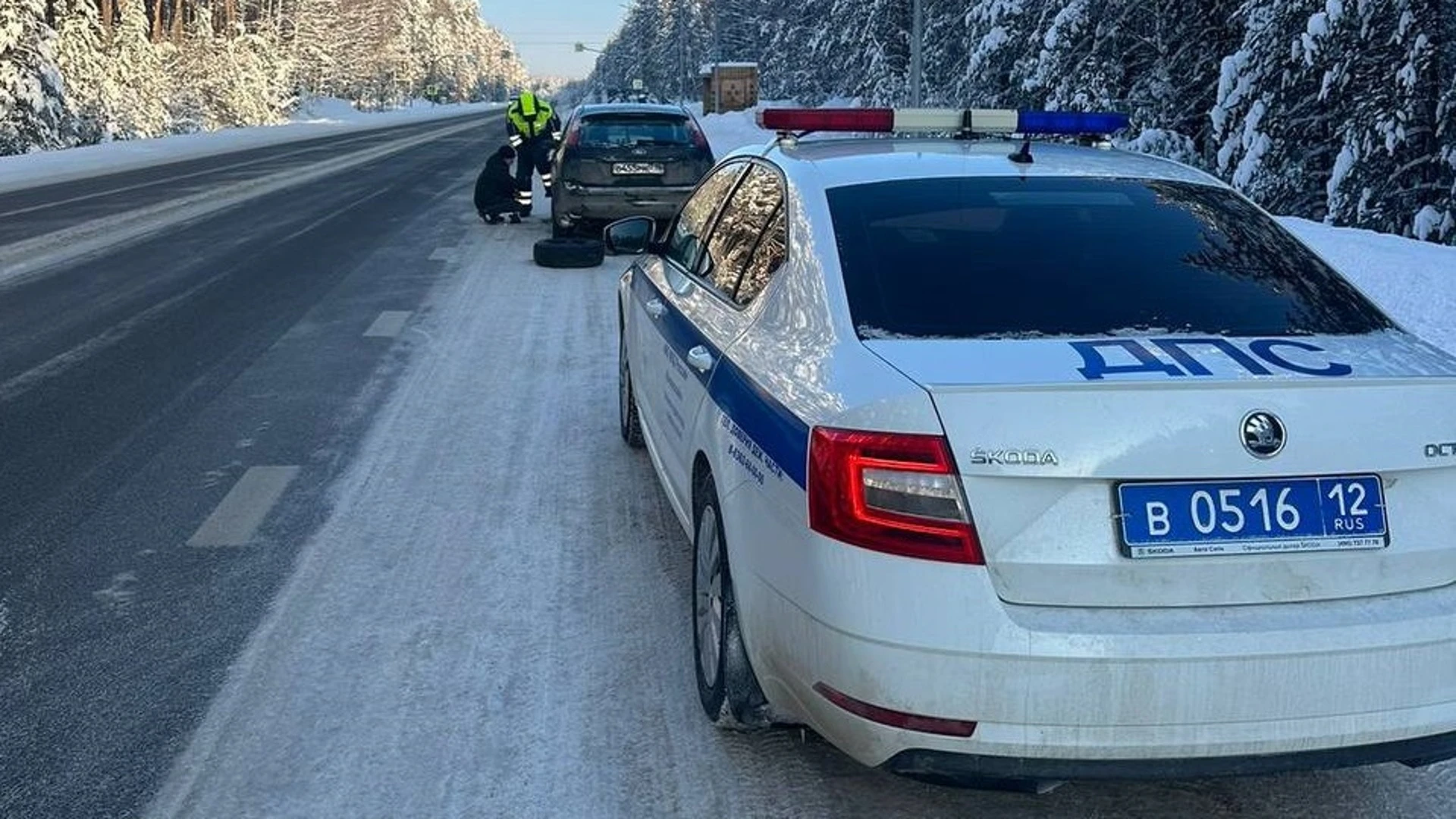 Автоинспекторы Марий Эл помогли водителю заменить колесо на трассе