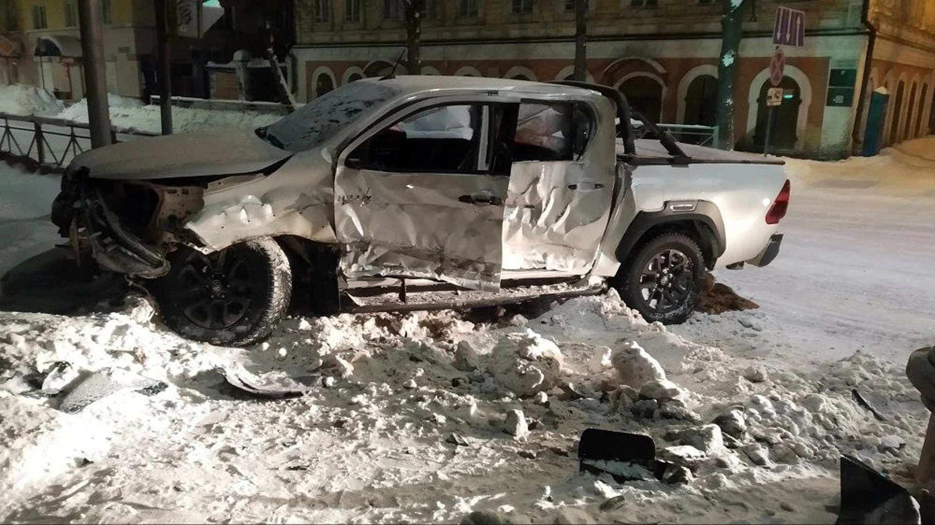 Пьяный водитель иномарки пытался уйти от погони и врезался в столб в центре Йошкар-Олы