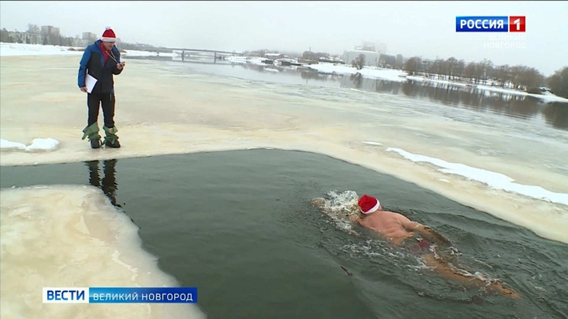 Сильные морозы не помешали новгородским моржам провести новогодний заплыв в Волхове