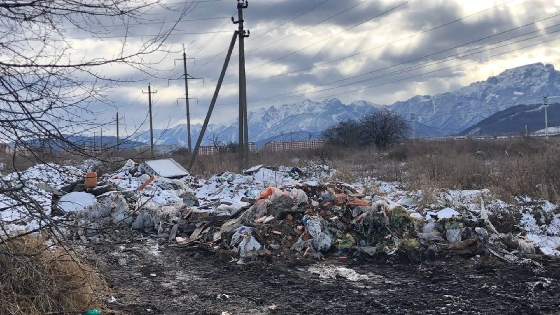 В районах Владикавказа продолжается работа по уборке территорий