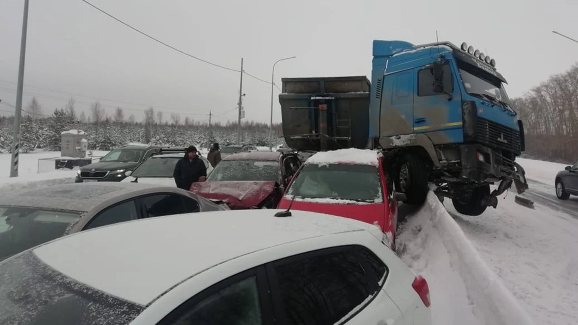 На трассе в Челябинской области столкнулись 13 автомобилей