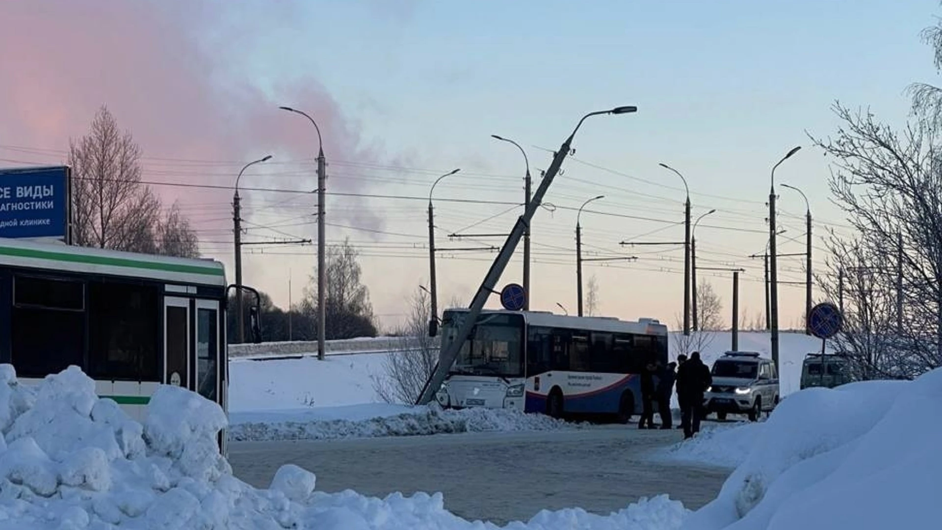 В Рыбинске пассажирский автобус врезался в фонарный столб